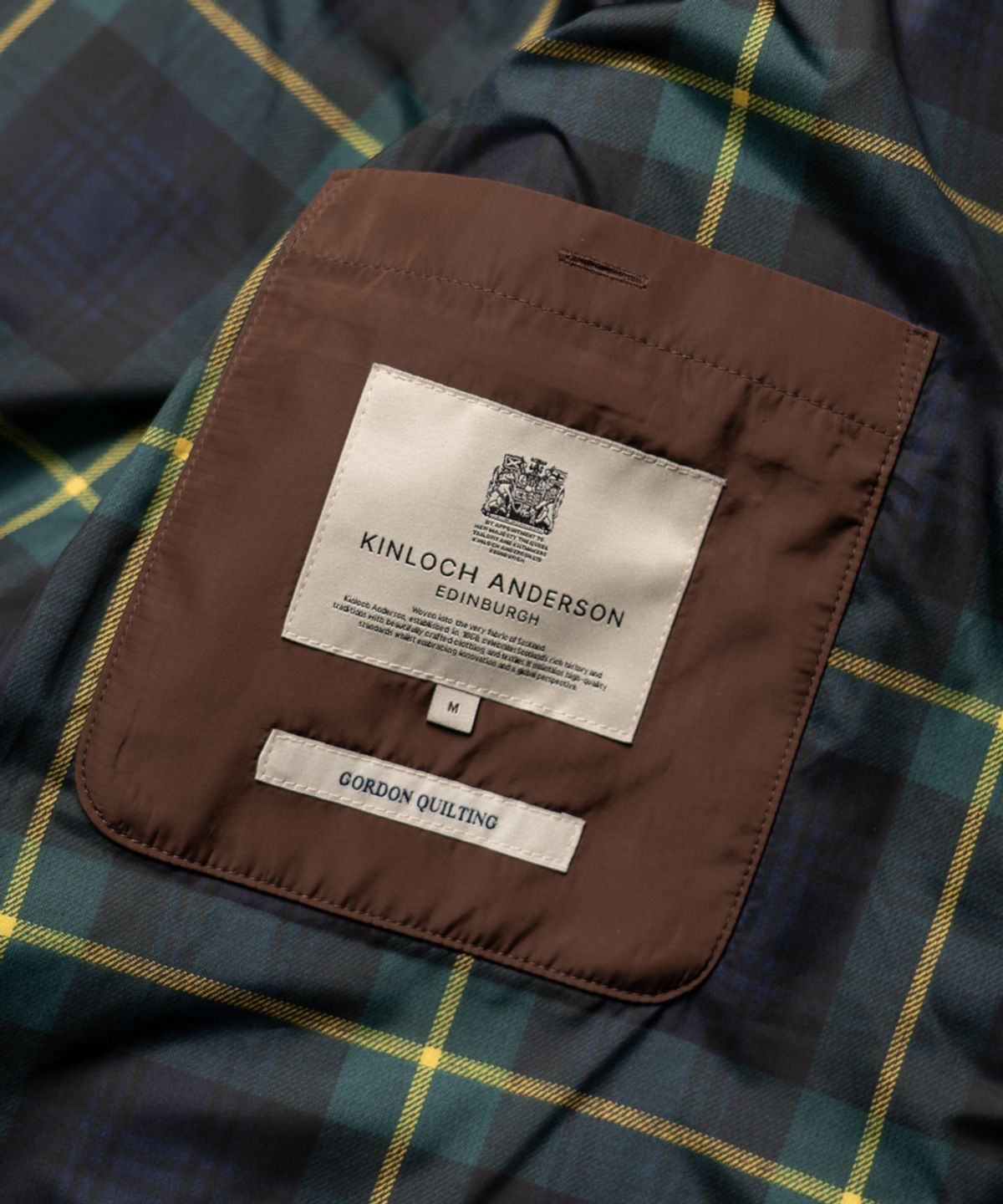 에든버러클럽(EDINBURGH CLUB) HOODED VERTICAL QUILTED MID JUMPER (BROWN)