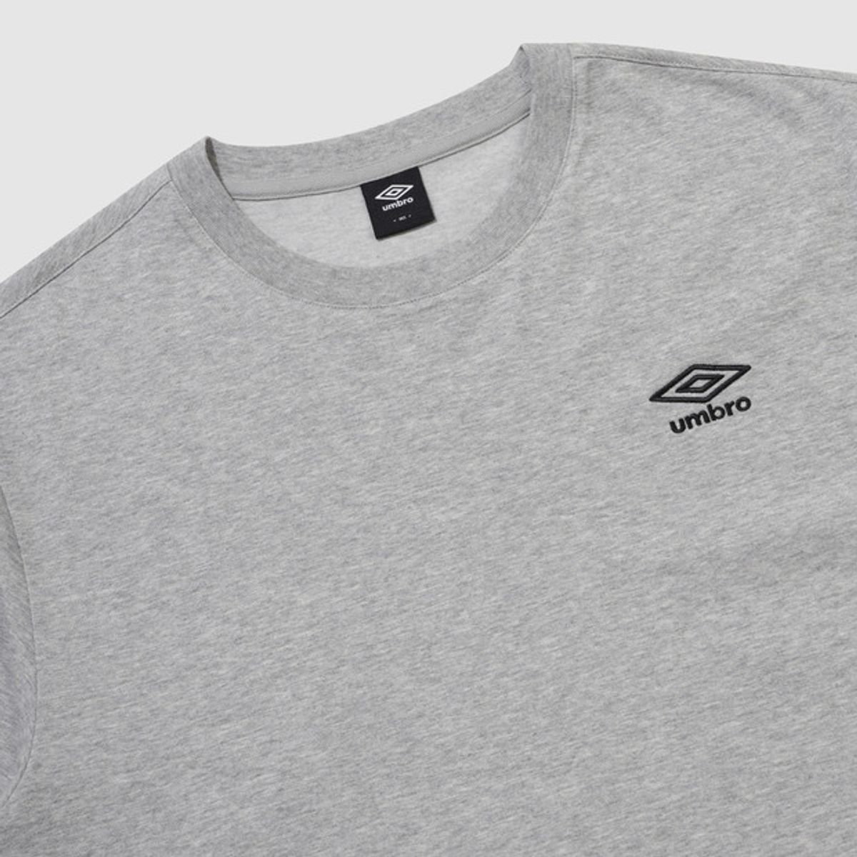 엄브로(UMBRO) 에센셜 스몰로고 반팔 티셔츠 그레이 UR123CRS19