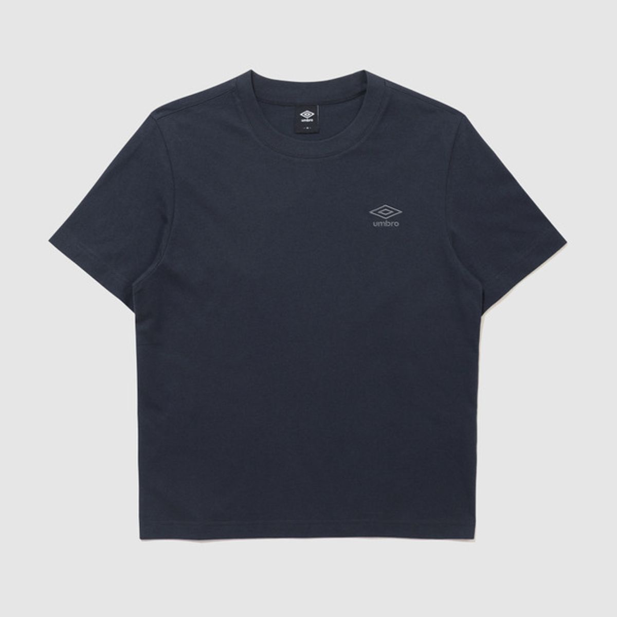 엄브로(UMBRO) 에센셜 스몰로고 반팔 티셔츠 네이비 UR123CRS19