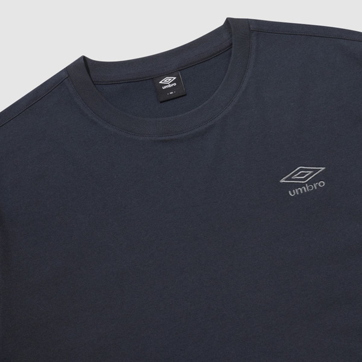 엄브로(UMBRO) 에센셜 스몰로고 반팔 티셔츠 네이비 UR123CRS19