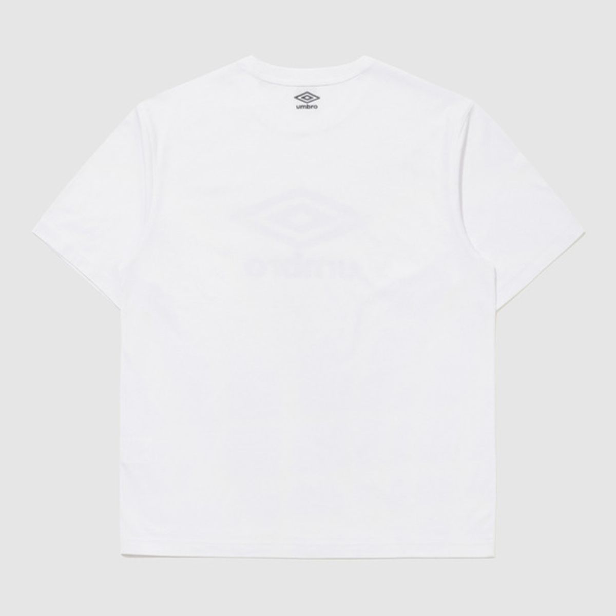 엄브로(UMBRO) 에센셜 빅로고 반팔 티셔츠 화이트 UR123CRS18