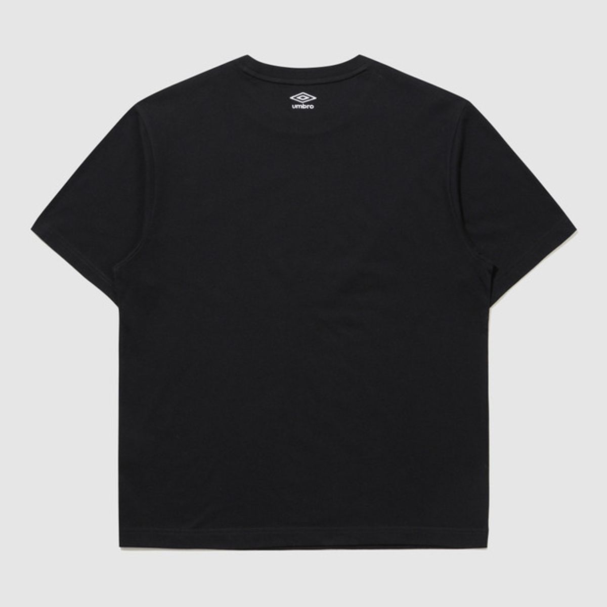 엄브로(UMBRO) 에센셜 빅로고 반팔 티셔츠 블랙 UR123CRS18