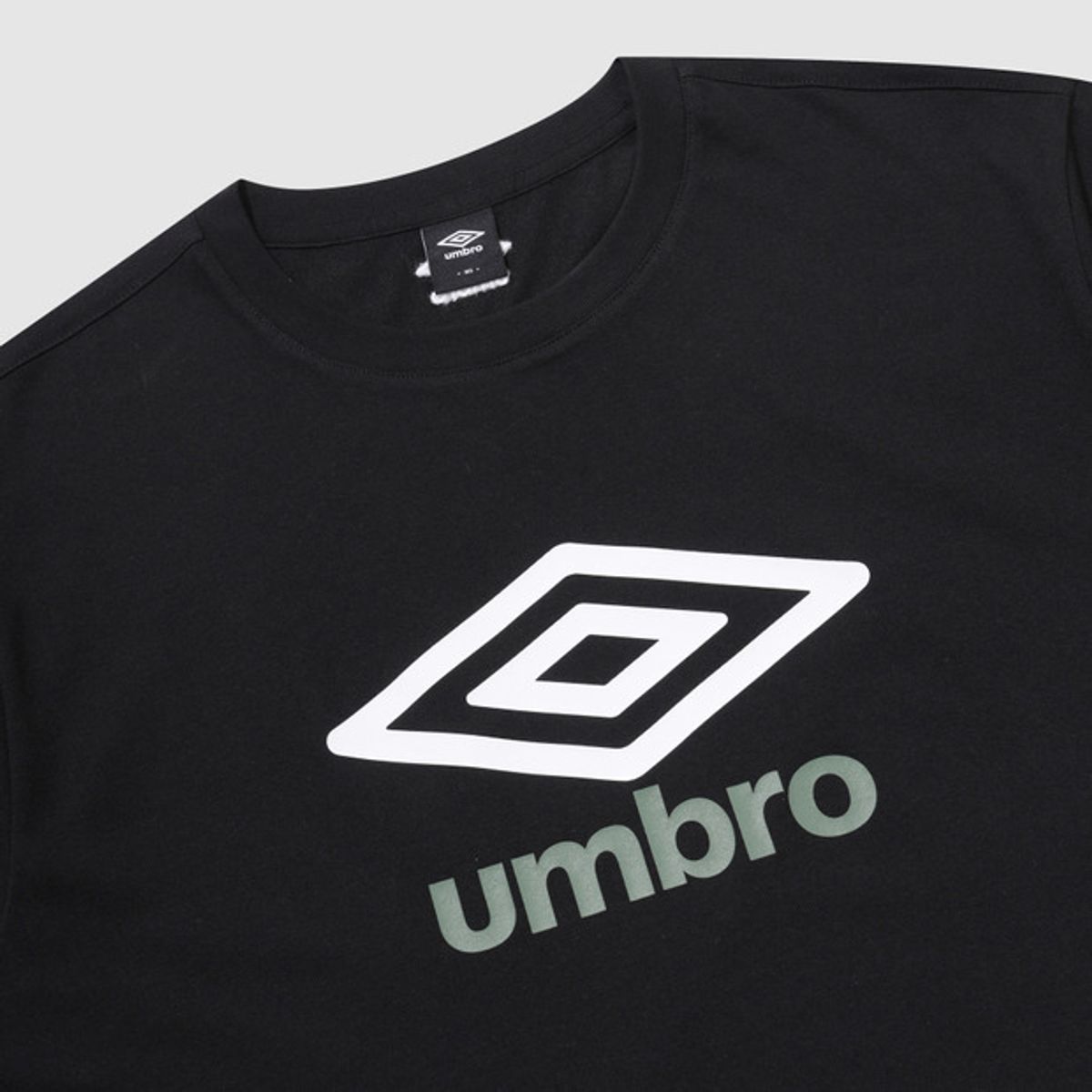 엄브로(UMBRO) 에센셜 빅로고 반팔 티셔츠 블랙 UR123CRS18