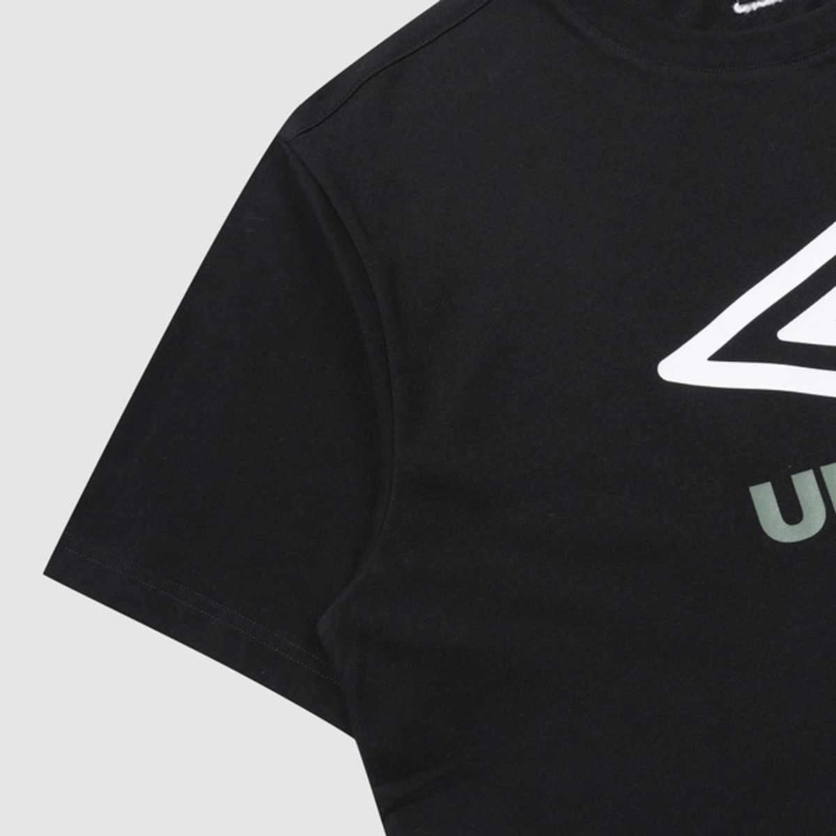 엄브로(UMBRO) 에센셜 빅로고 반팔 티셔츠 블랙 UR123CRS18