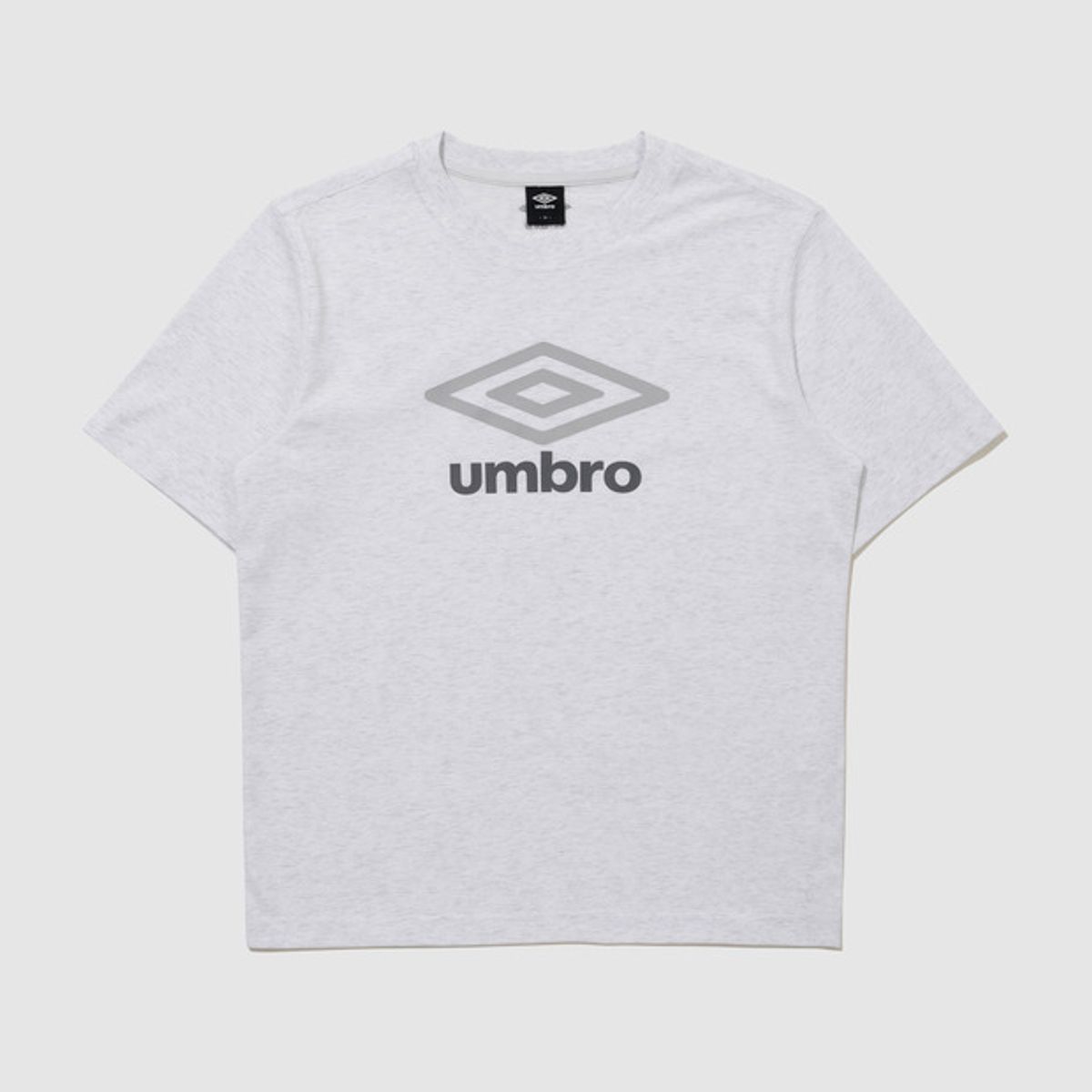 엄브로(UMBRO) 에센셜 빅로고 반팔 티셔츠 라이트 그레이 UR123CRS18