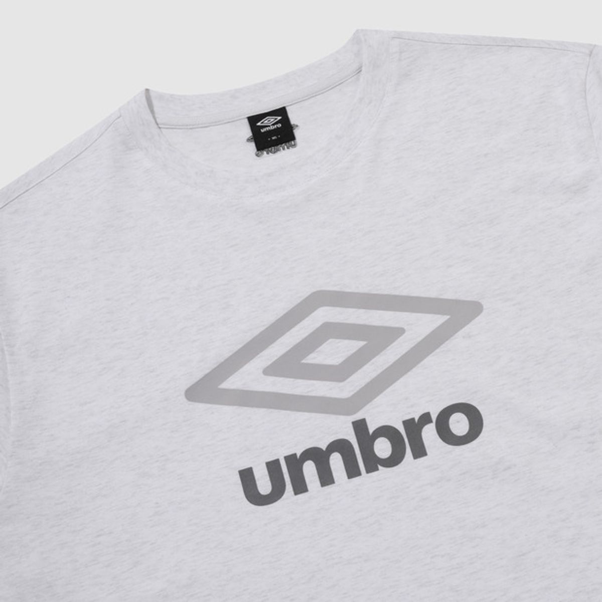 엄브로(UMBRO) 에센셜 빅로고 반팔 티셔츠 라이트 그레이 UR123CRS18