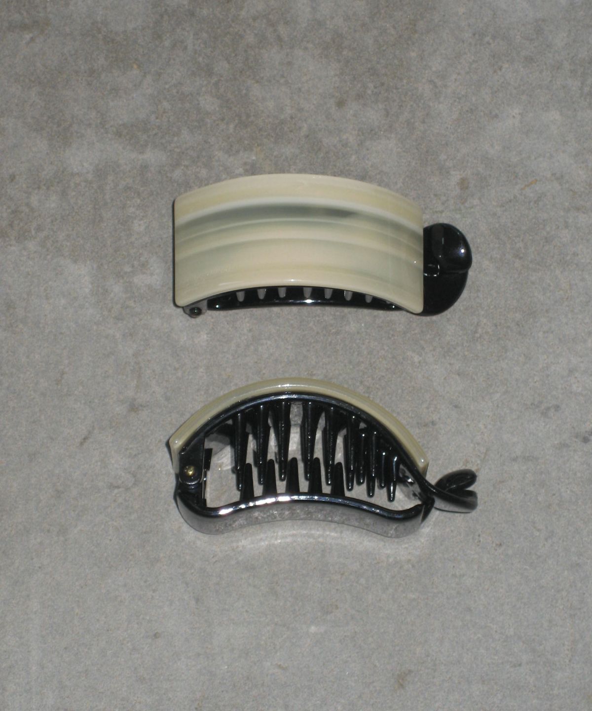둥그런(DUNGEUREON) Cell Banana Clip (Cappuccino)