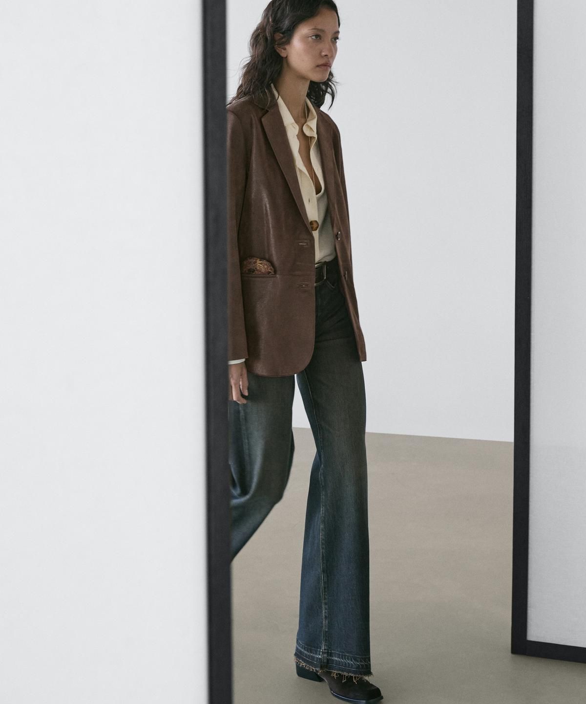 마시모두띠(MASSIMO DUTTI) 라펠 칼라 디테일 스웨이드 레더 블레이저