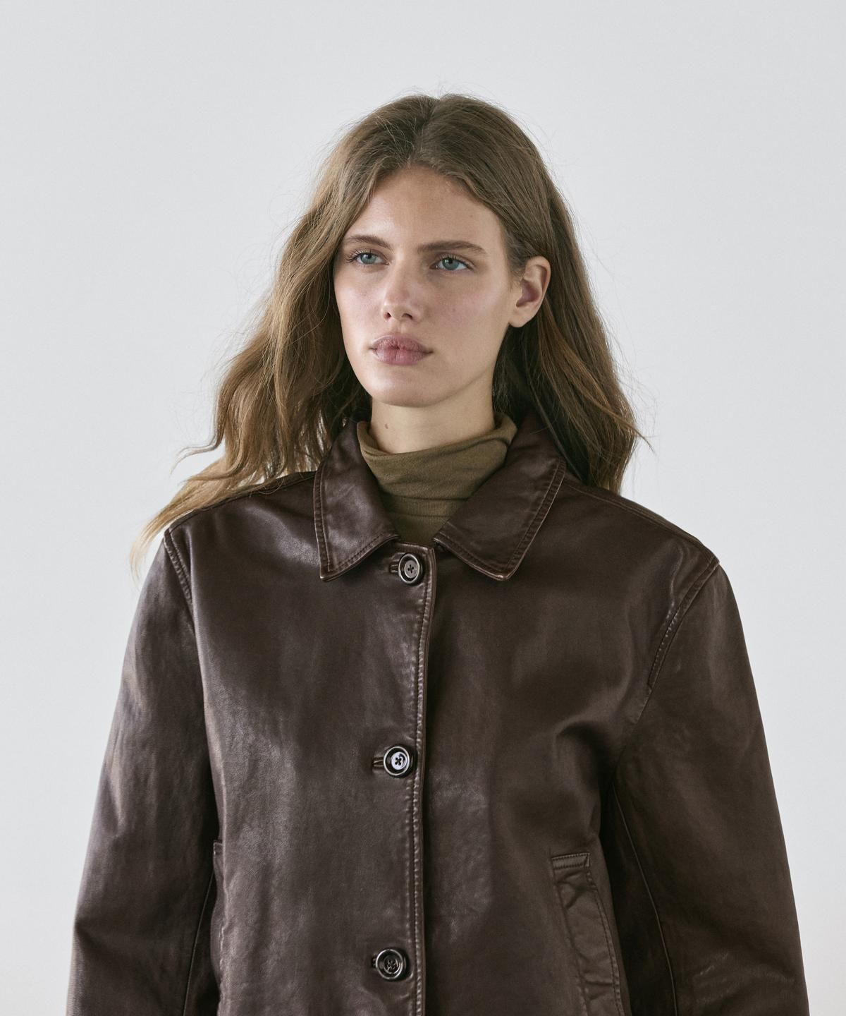 마시모두띠(MASSIMO DUTTI) 나파 레더 자켓에 램스킨 칼라가 있는 나파 레더 자켓