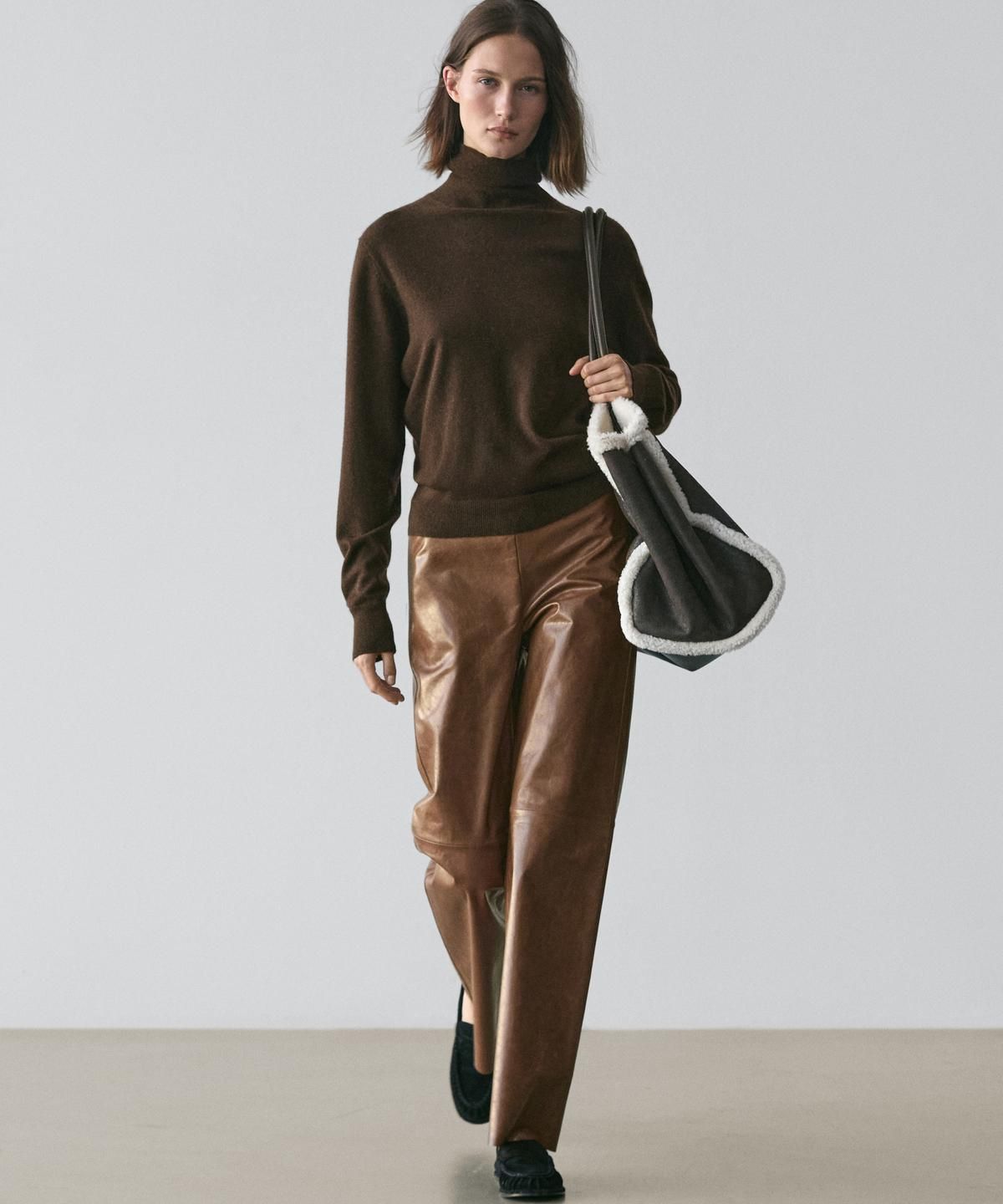 마시모두띠(MASSIMO DUTTI) 나파 레더 벨보텀 팬츠
