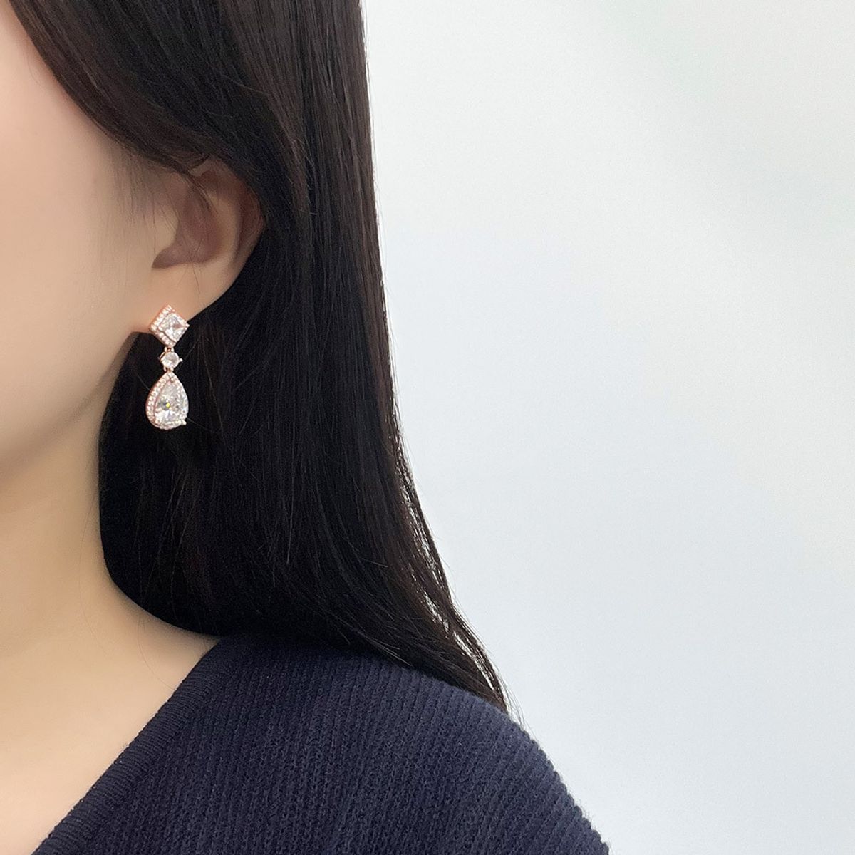 디유아모르(DIEUAMOUR) 14K 골드핀 아미에 크리스탈 드롭 이어링
