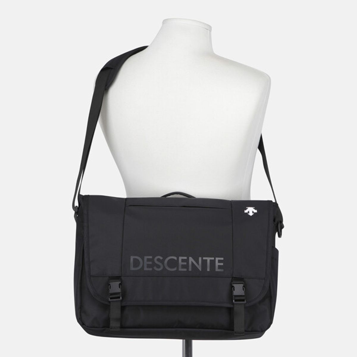 데상트(DESCENTE) 워딩 메신저백 블랙 SR123UBG14