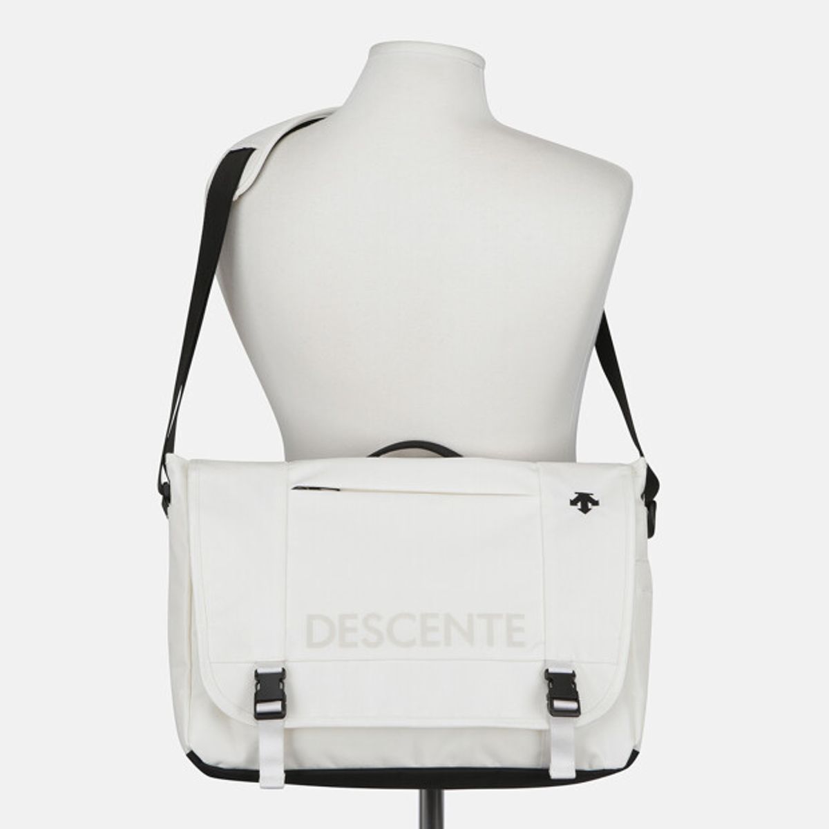 데상트(DESCENTE) 워딩 메신저백 아이보리 SR123UBG14