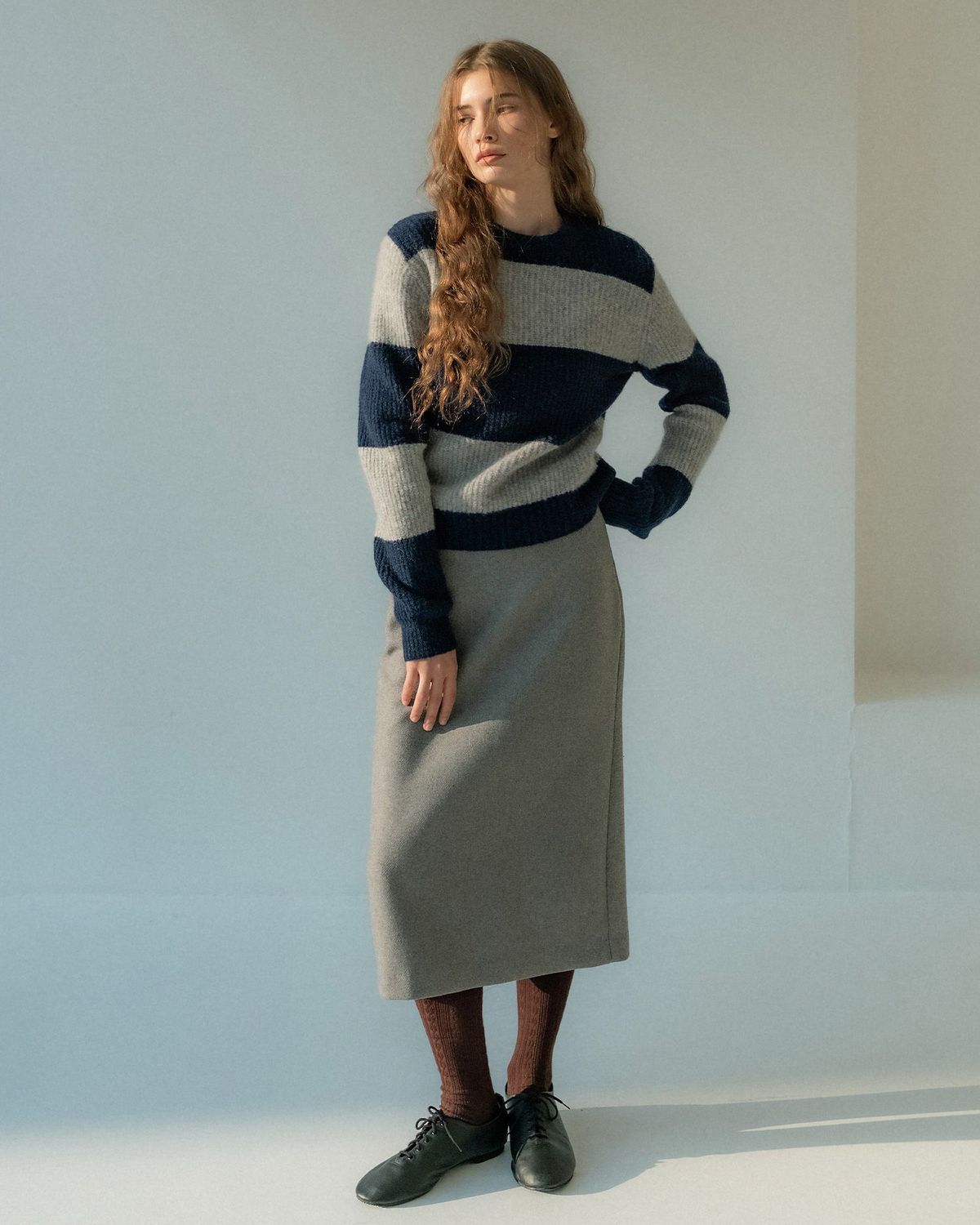 포커페이스(POKERFACE) (W) BLOCK ROUND NECK KINT GREY/NAVY