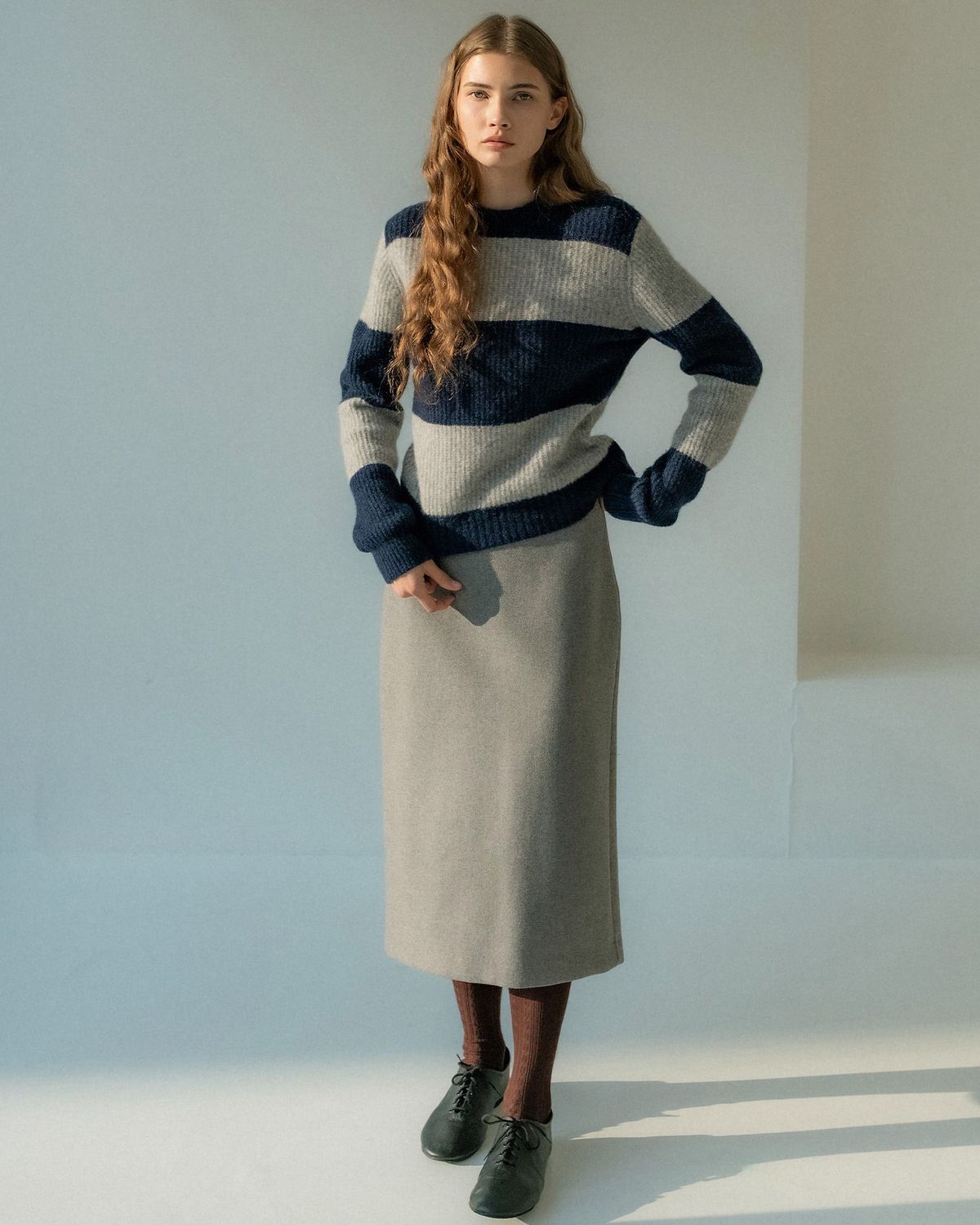 포커페이스(POKERFACE) (W) BLOCK ROUND NECK KINT GREY/NAVY