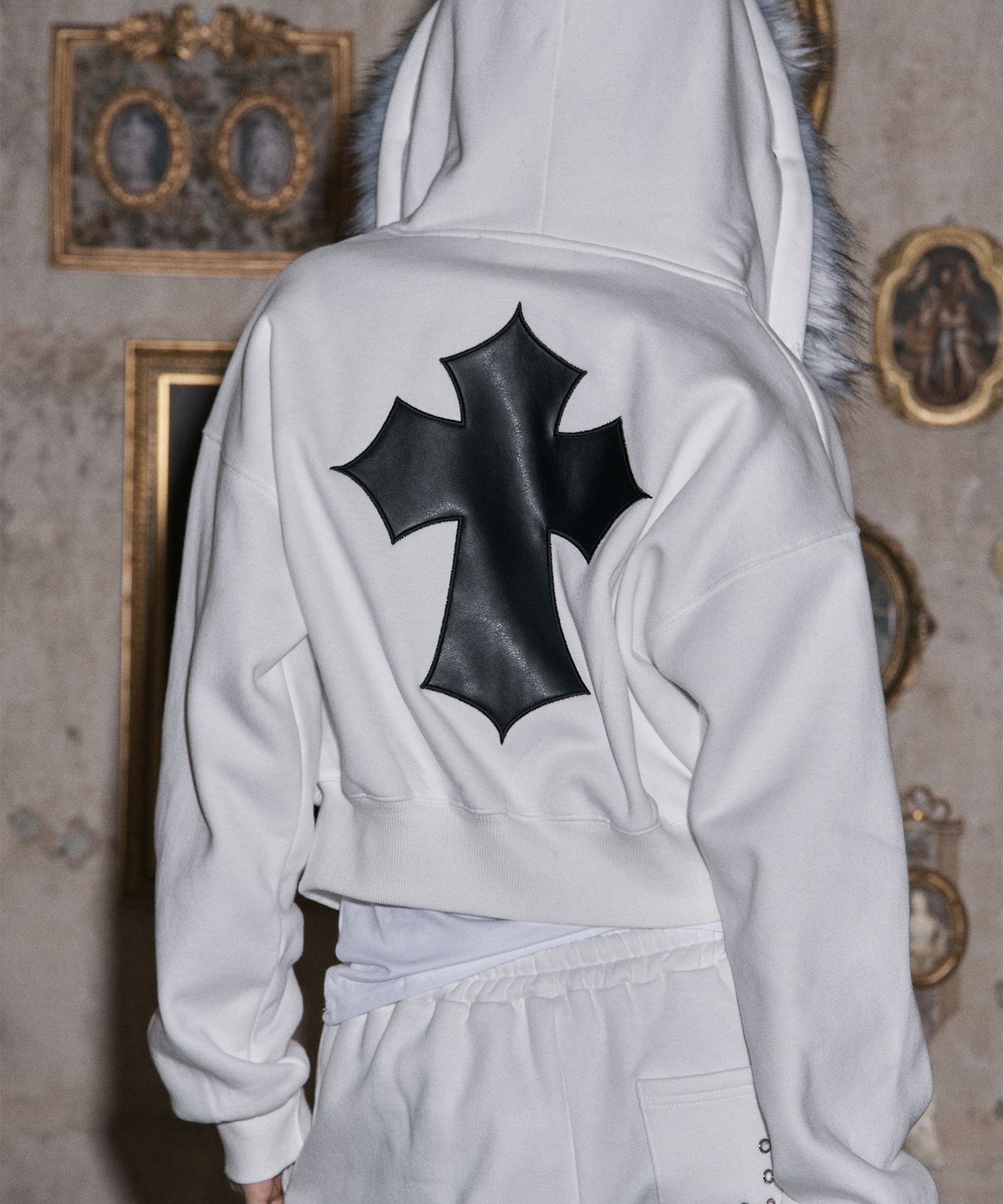 MUSINSA | ILLIO White gray fur hood zip-up