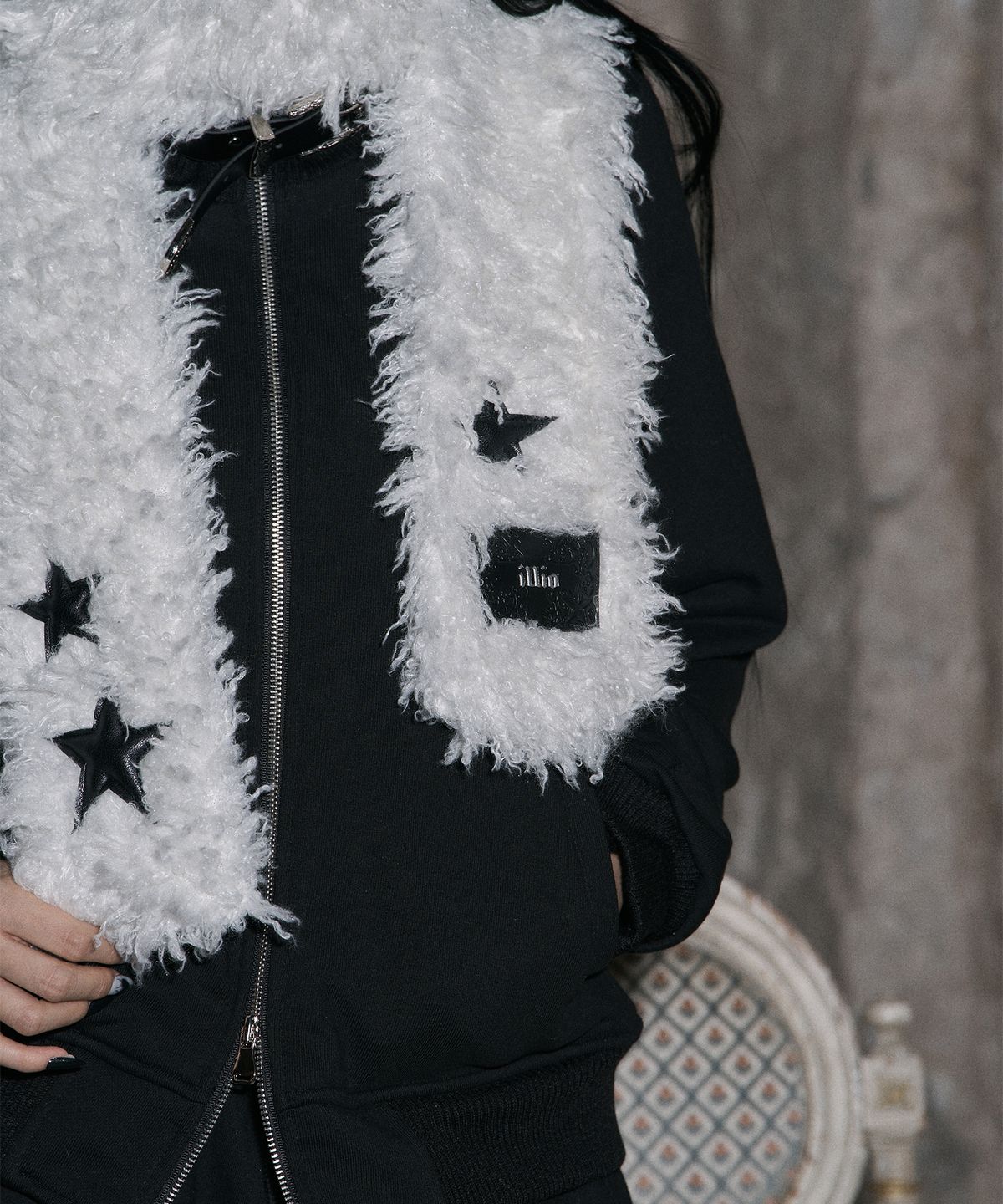 일리오(ILLIO) White star fluffy muffler