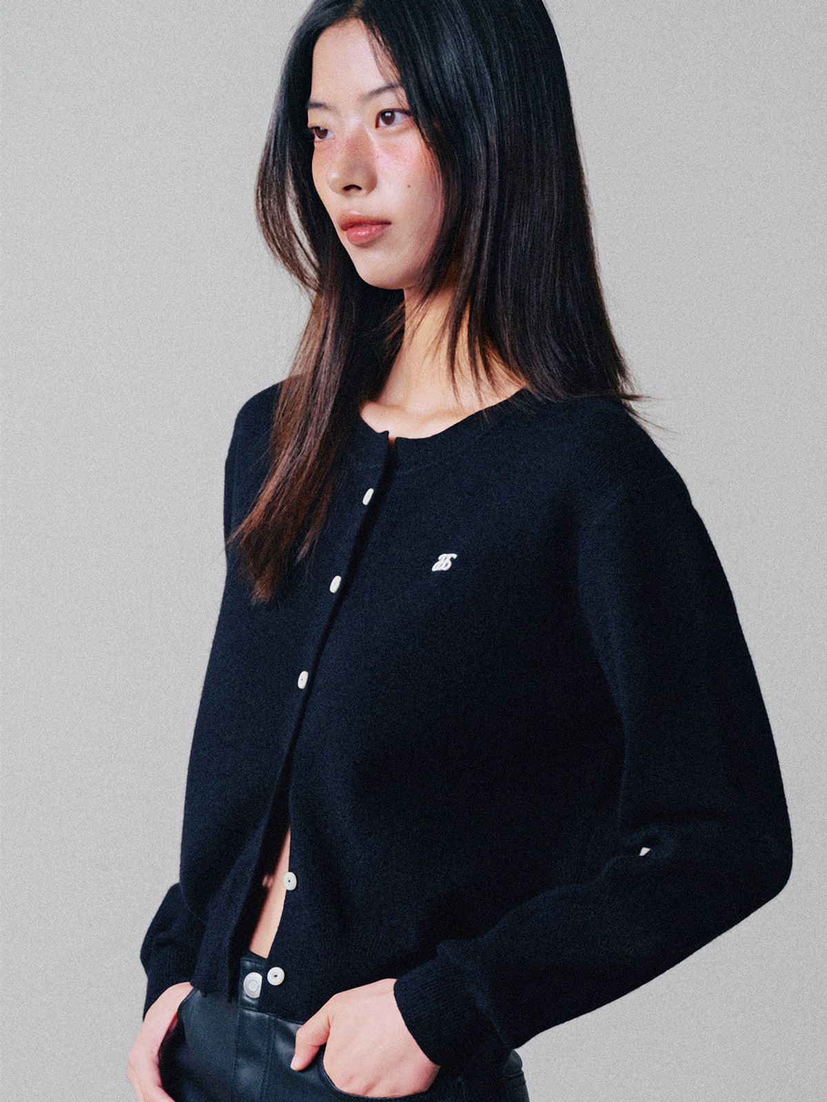 앤하츠(ANNEHEARTS) Logoplay Knit Cardigan Black