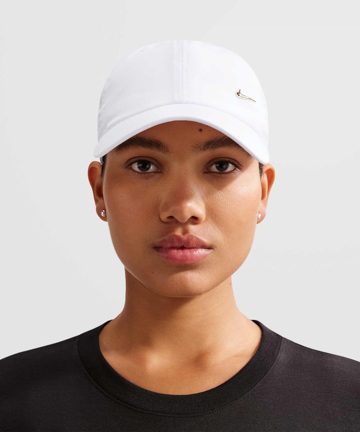 나이키(NIKE) 드라이 핏 클럽 언스트럭처 메탈 스우시 캡 - 화이트:메탈릭 골드 / FB5372-101