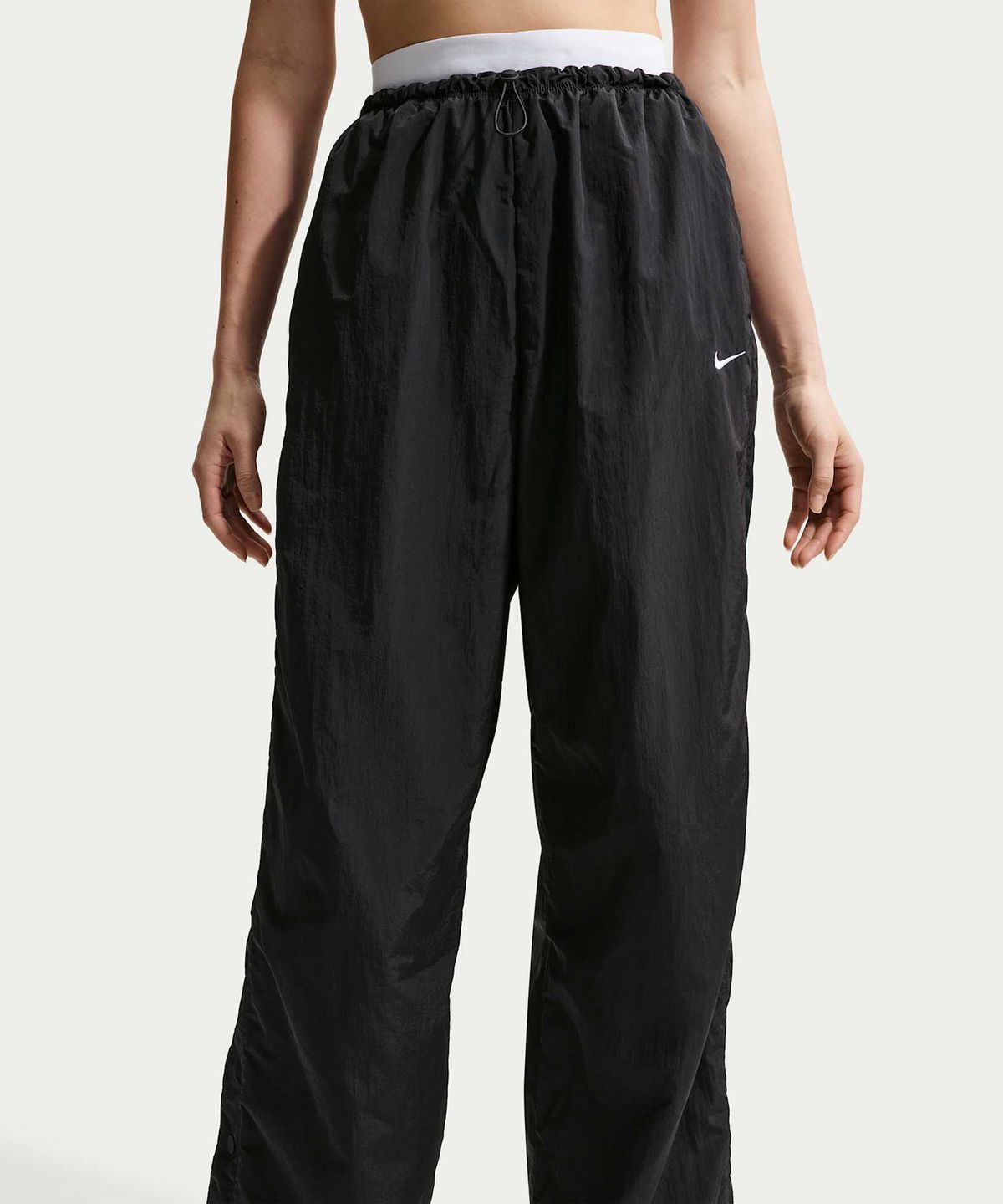 나이키(NIKE) 스포츠웨어 루즈 핏 하이웨이스트 패러슈트 팬츠 W - 블랙:초크:화이트 / IF0335-010