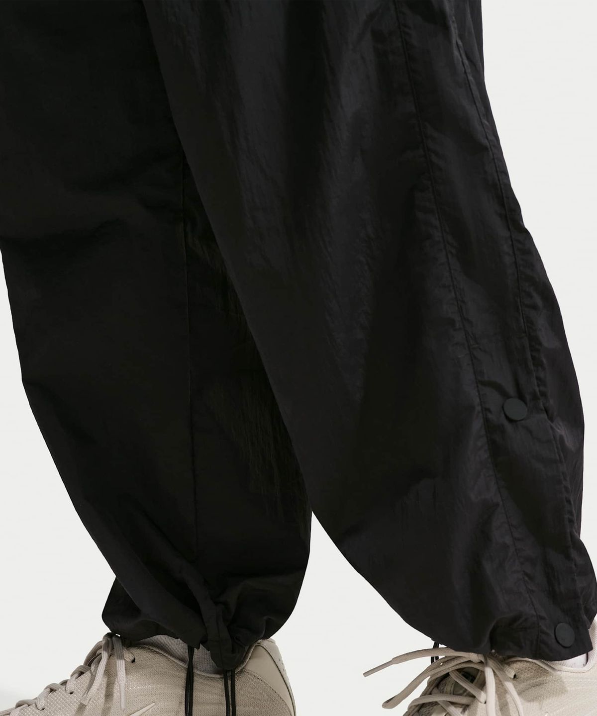 나이키(NIKE) 스포츠웨어 루즈 핏 하이웨이스트 패러슈트 팬츠 W - 블랙:초크:화이트 / IF0335-010