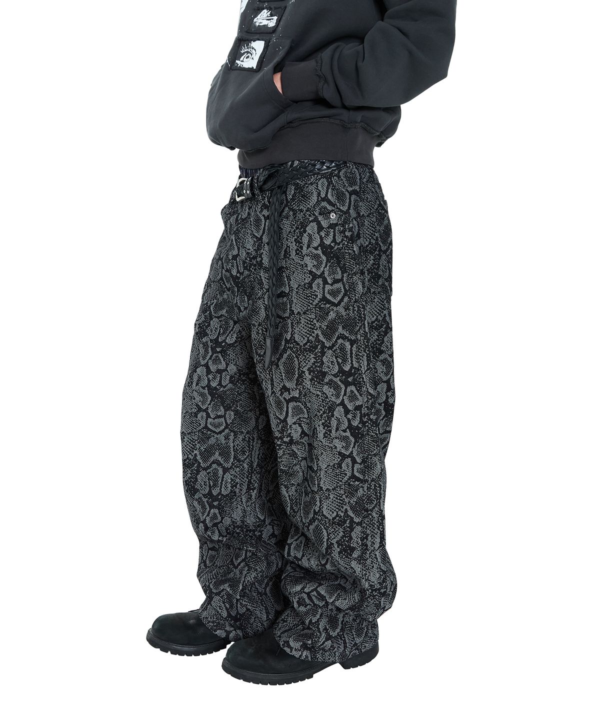 아캄(AAKAM) Python Patterned Denim Pants (Black)
