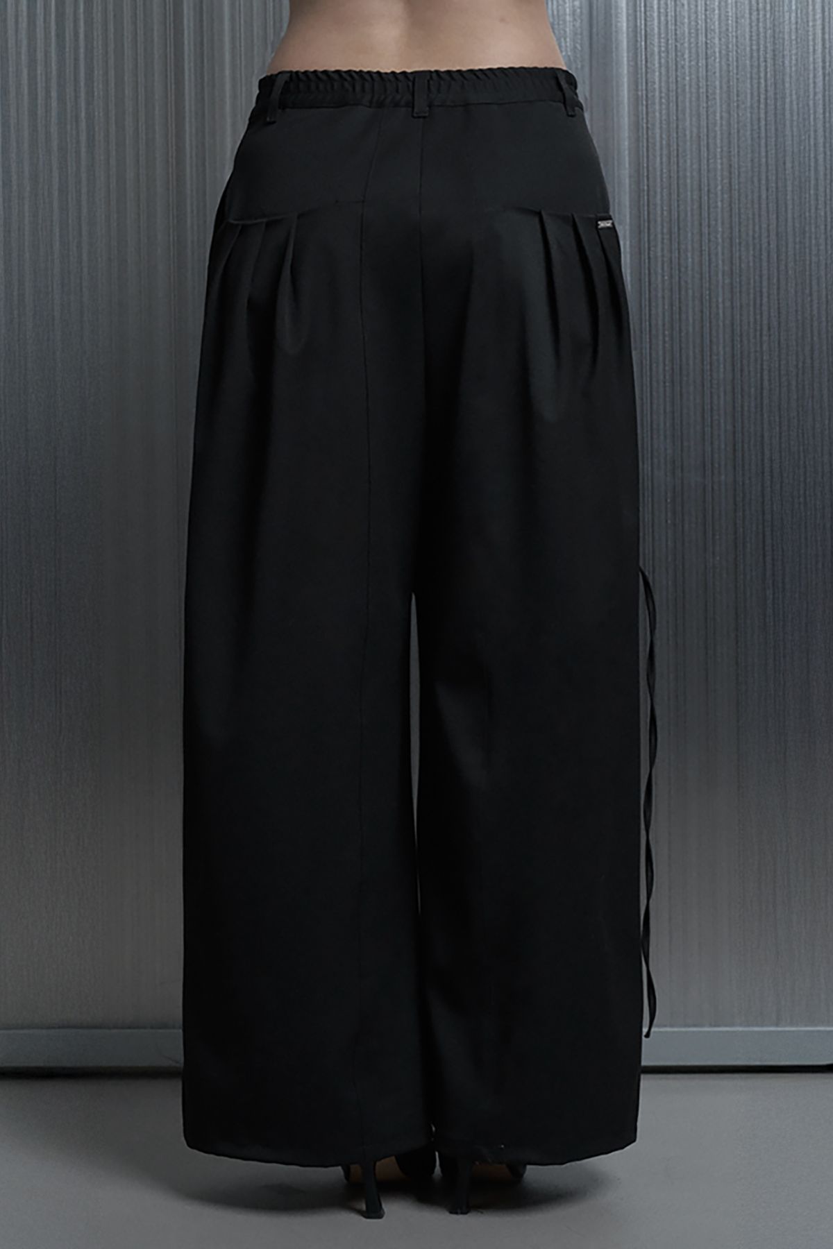 에트오소메(ETRE AU SOMMET) 3pintuck Back Split Line Wide Slacks Pants (Black)