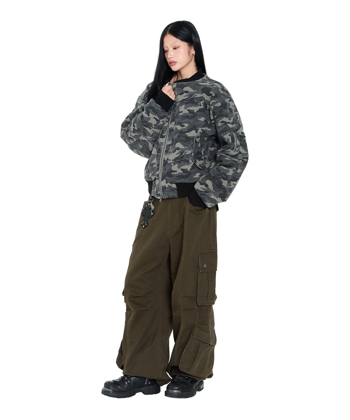 아캄(AAKAM) Knee Pin-Tuck Double Pocket Cargo Pants (Khaki)