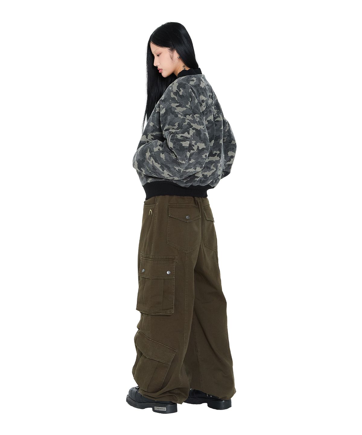 아캄(AAKAM) Knee Pin-Tuck Double Pocket Cargo Pants (Khaki)