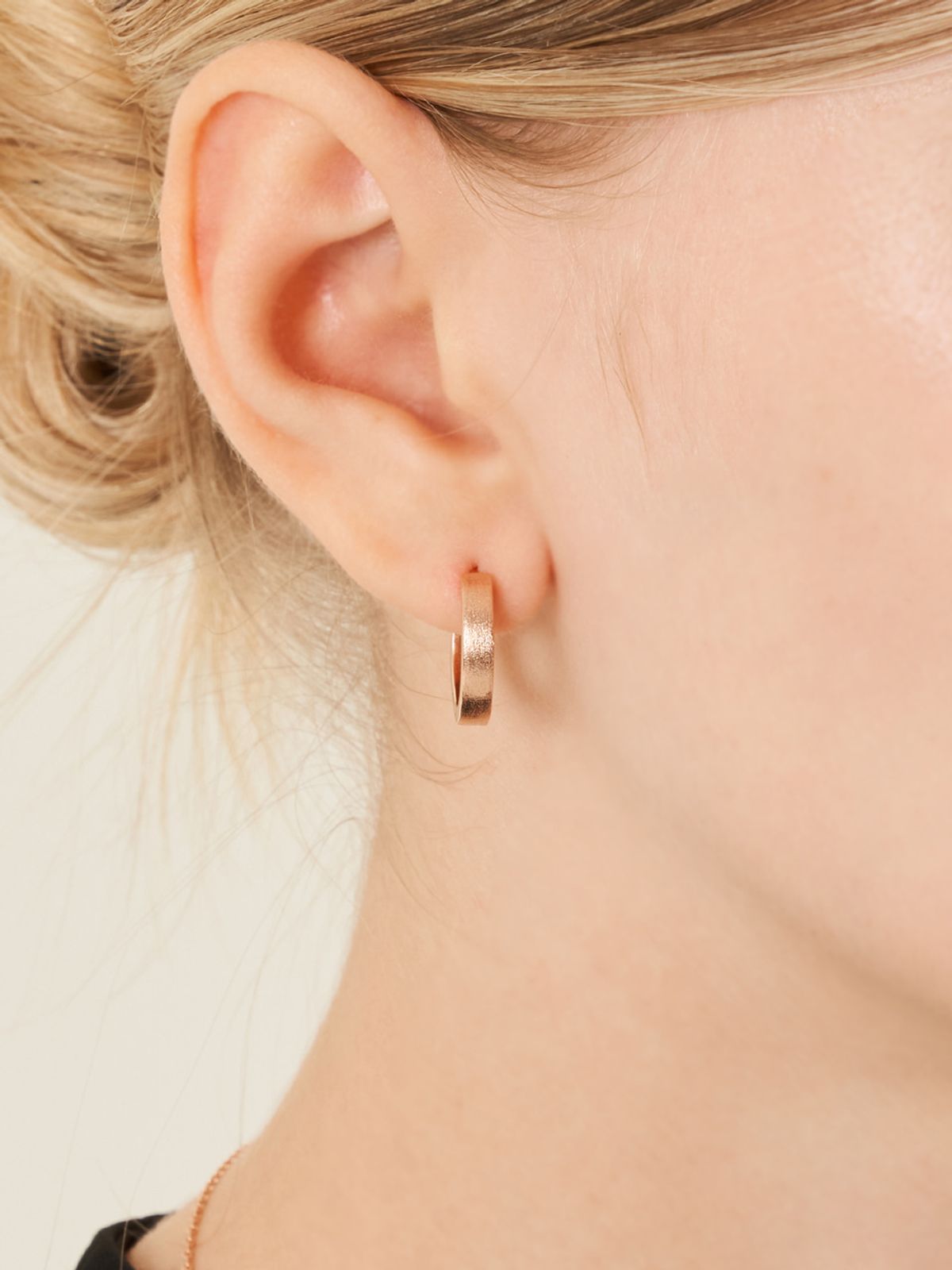 가이거주얼리(GEIGERJEWELRY) 18K GF 심플 매트 원터치 귀걸이 GI8KPEE076