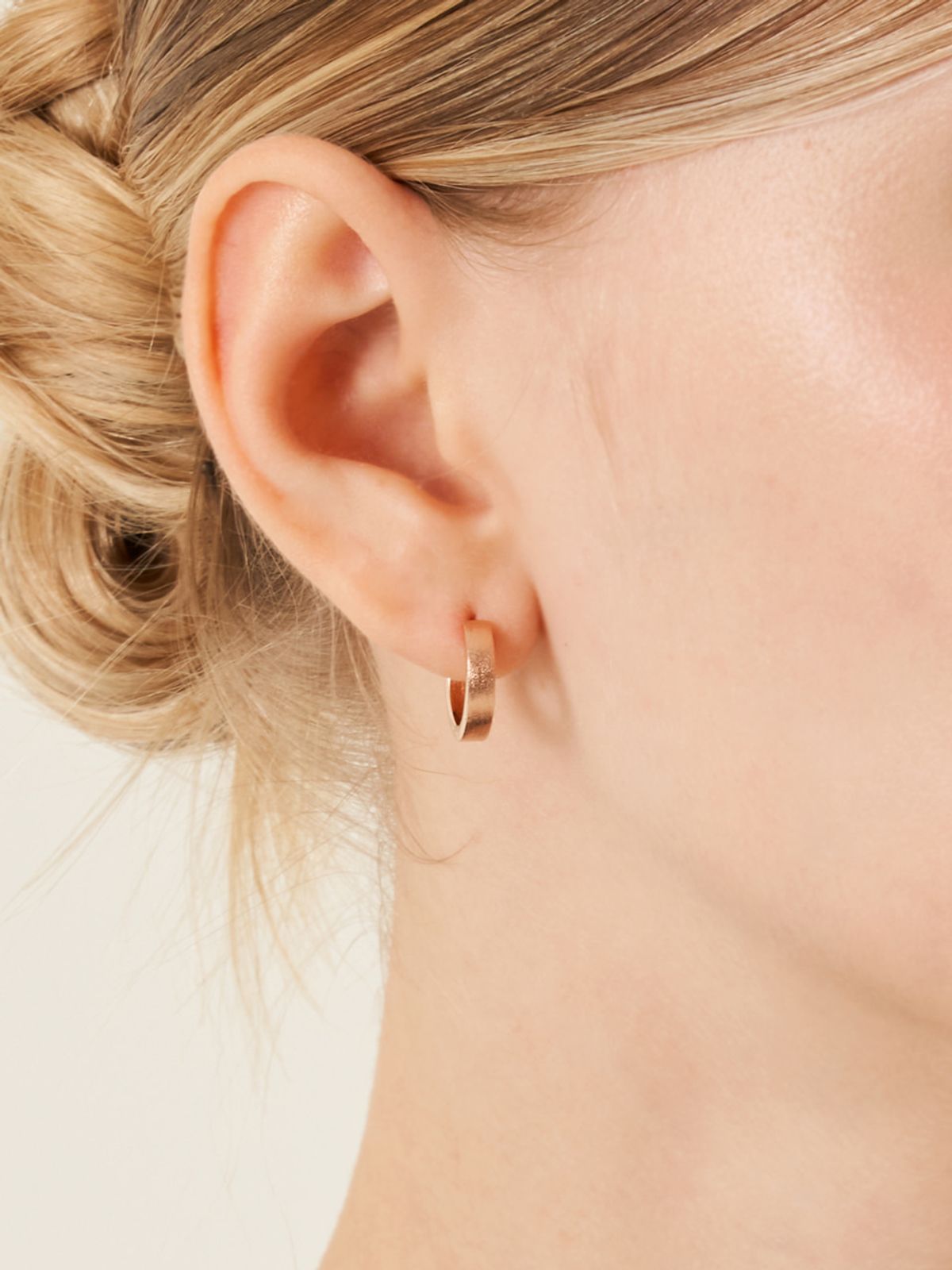 가이거주얼리(GEIGERJEWELRY) 18K GF 심플 매트 원터치 귀걸이 GI8KPEE076