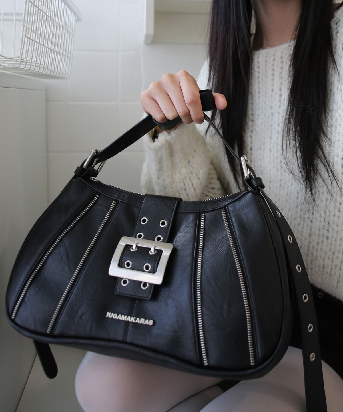 이우가마카라스(IUGAMAKARAS) Zippered Buckle Hobo Bag (Black)