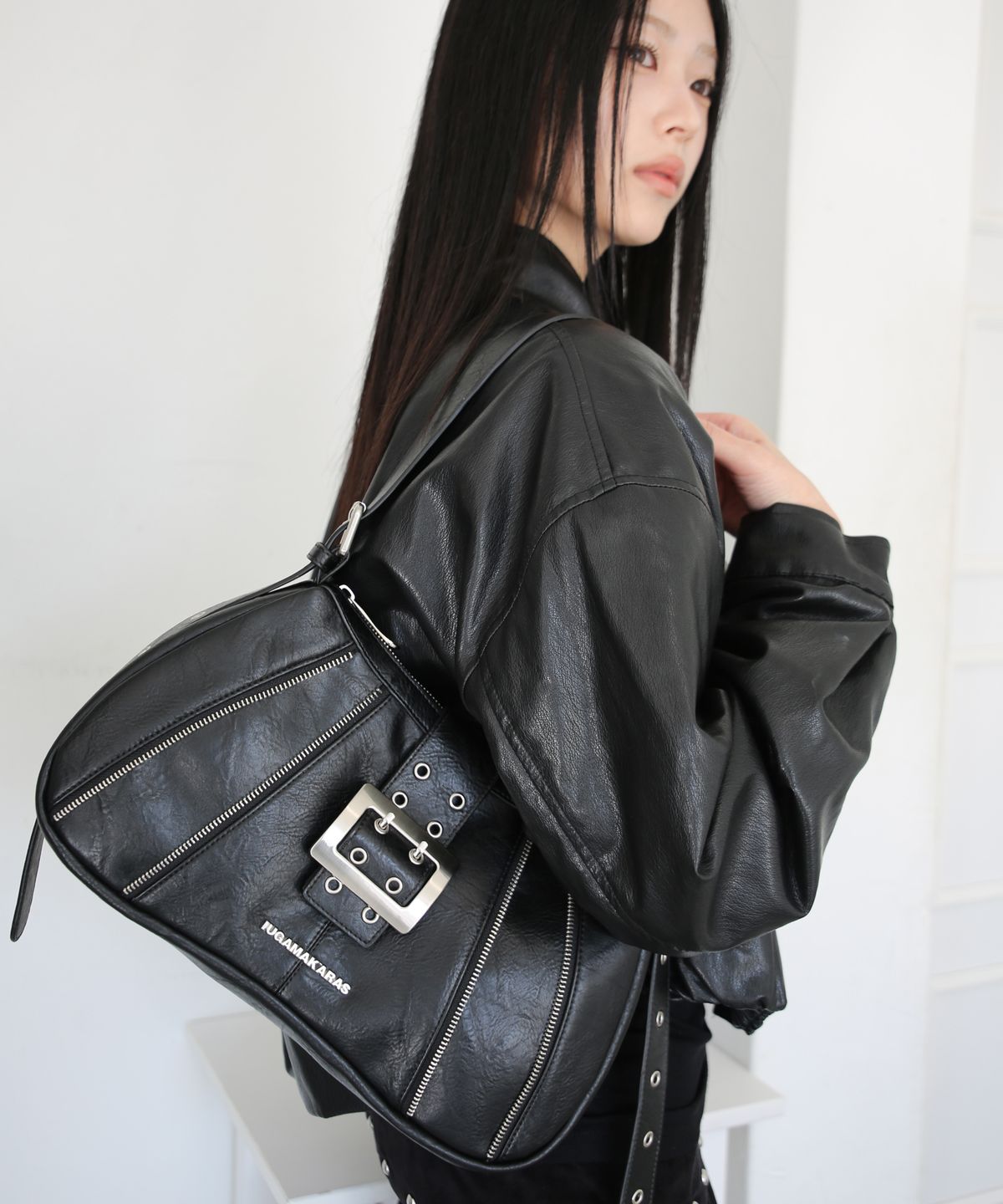 이우가마카라스(IUGAMAKARAS) Zippered Buckle Hobo Bag (Black)