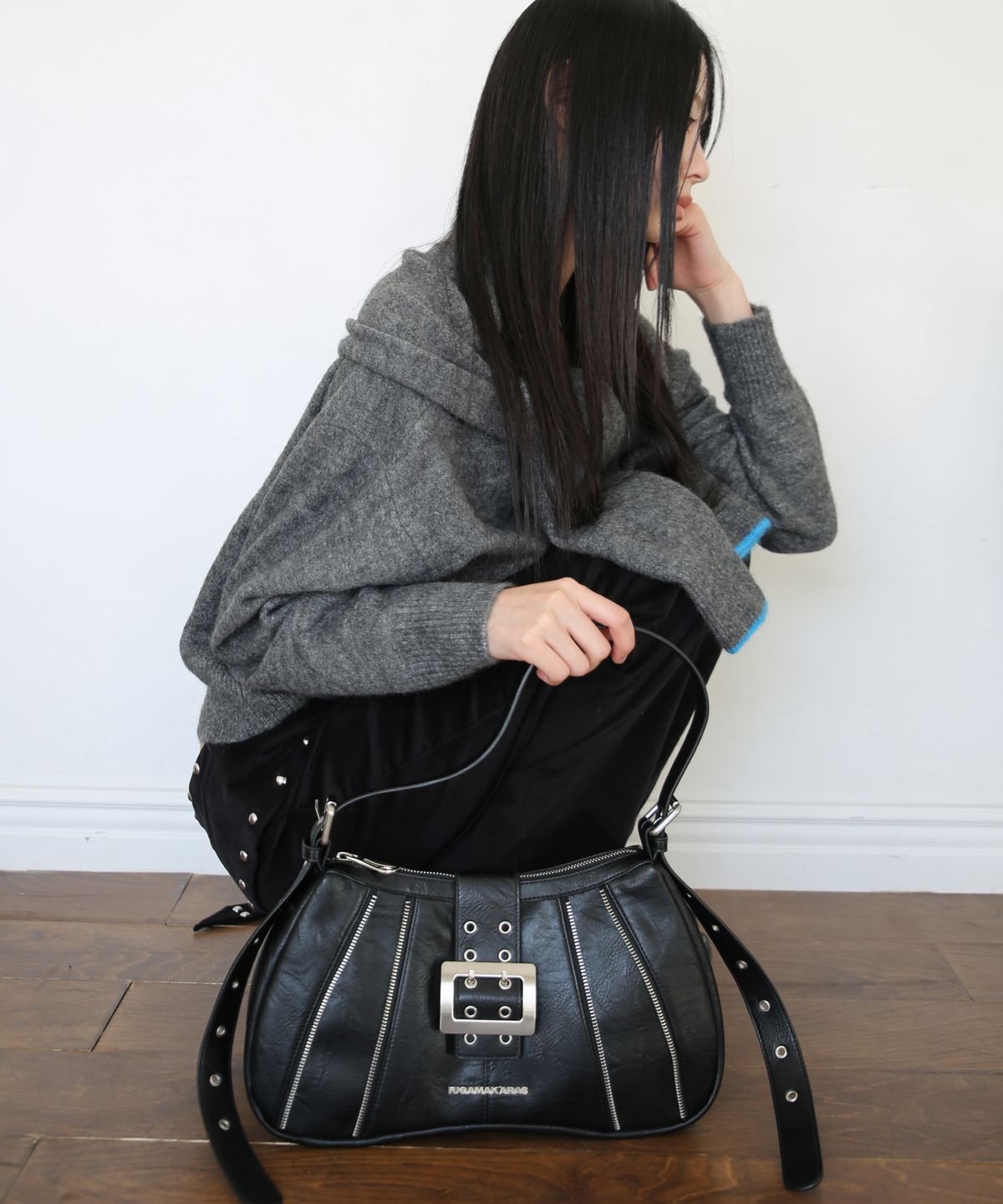 이우가마카라스(IUGAMAKARAS) Zippered Buckle Hobo Bag (Black)