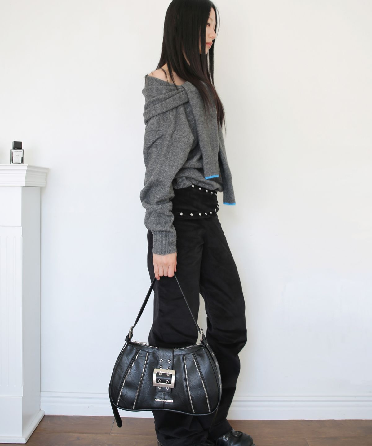 이우가마카라스(IUGAMAKARAS) Zippered Buckle Hobo Bag (Black)