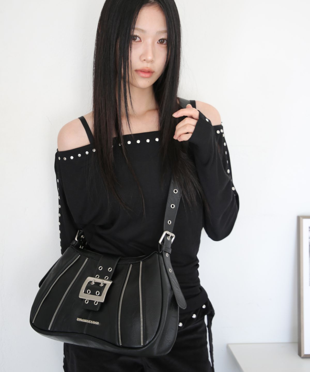 이우가마카라스(IUGAMAKARAS) Zippered Buckle Hobo Bag (Black)