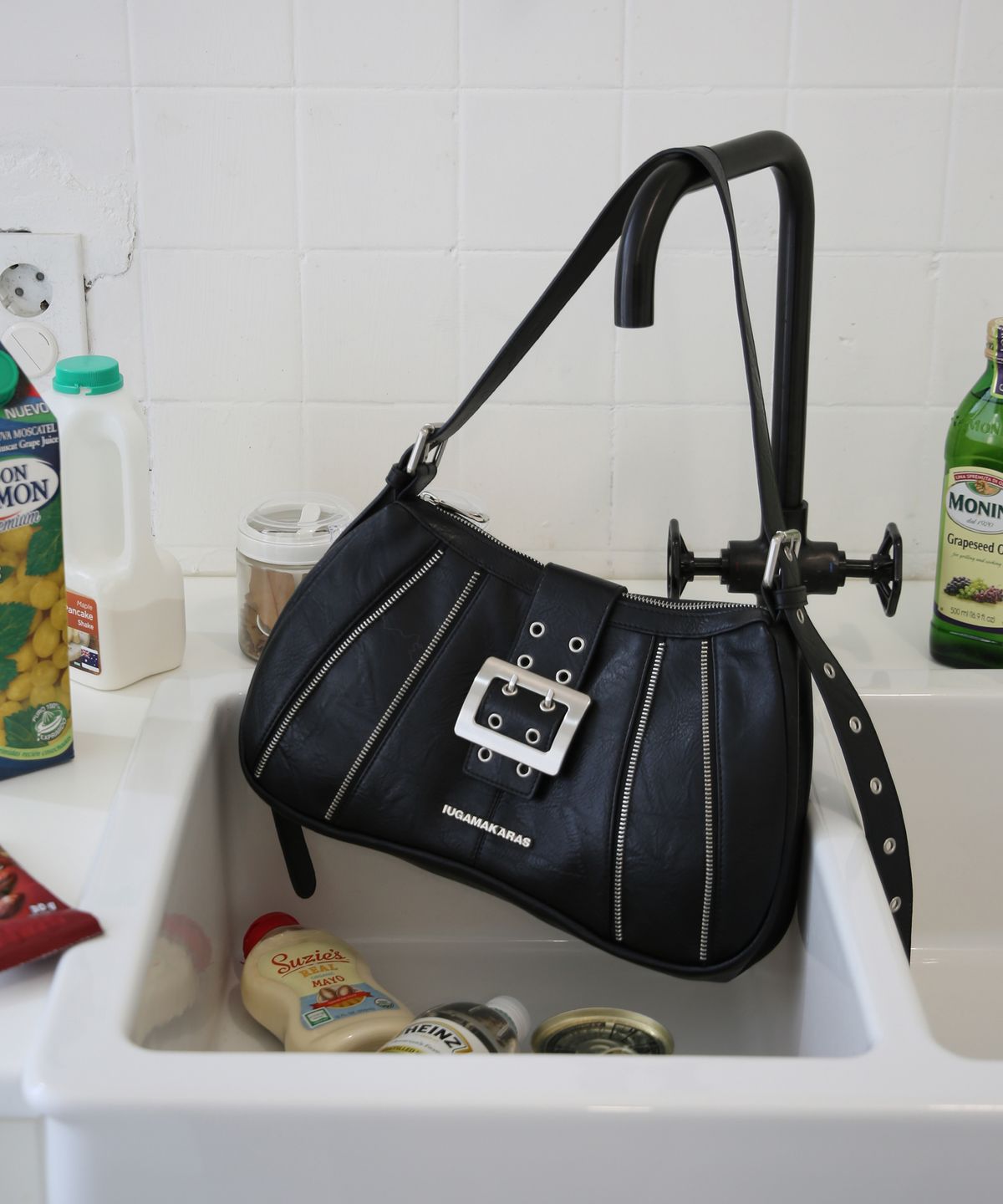 이우가마카라스(IUGAMAKARAS) Zippered Buckle Hobo Bag (Black)