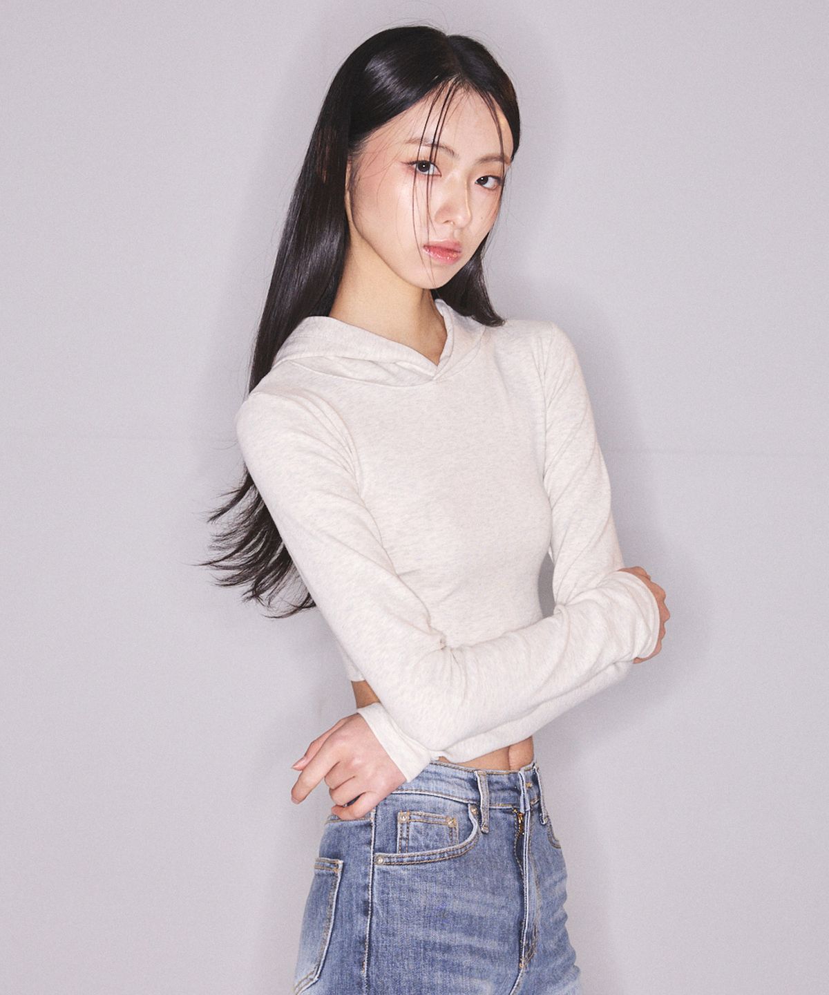 에이알유(A.R.U) SLIM HOOD CROP TOP