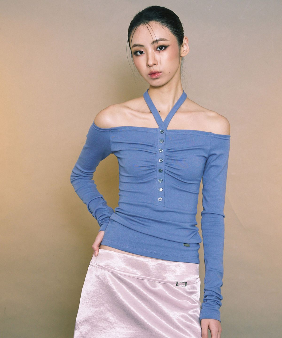 에이알유(A.R.U) BUTTON OFF SHOULDER TOP