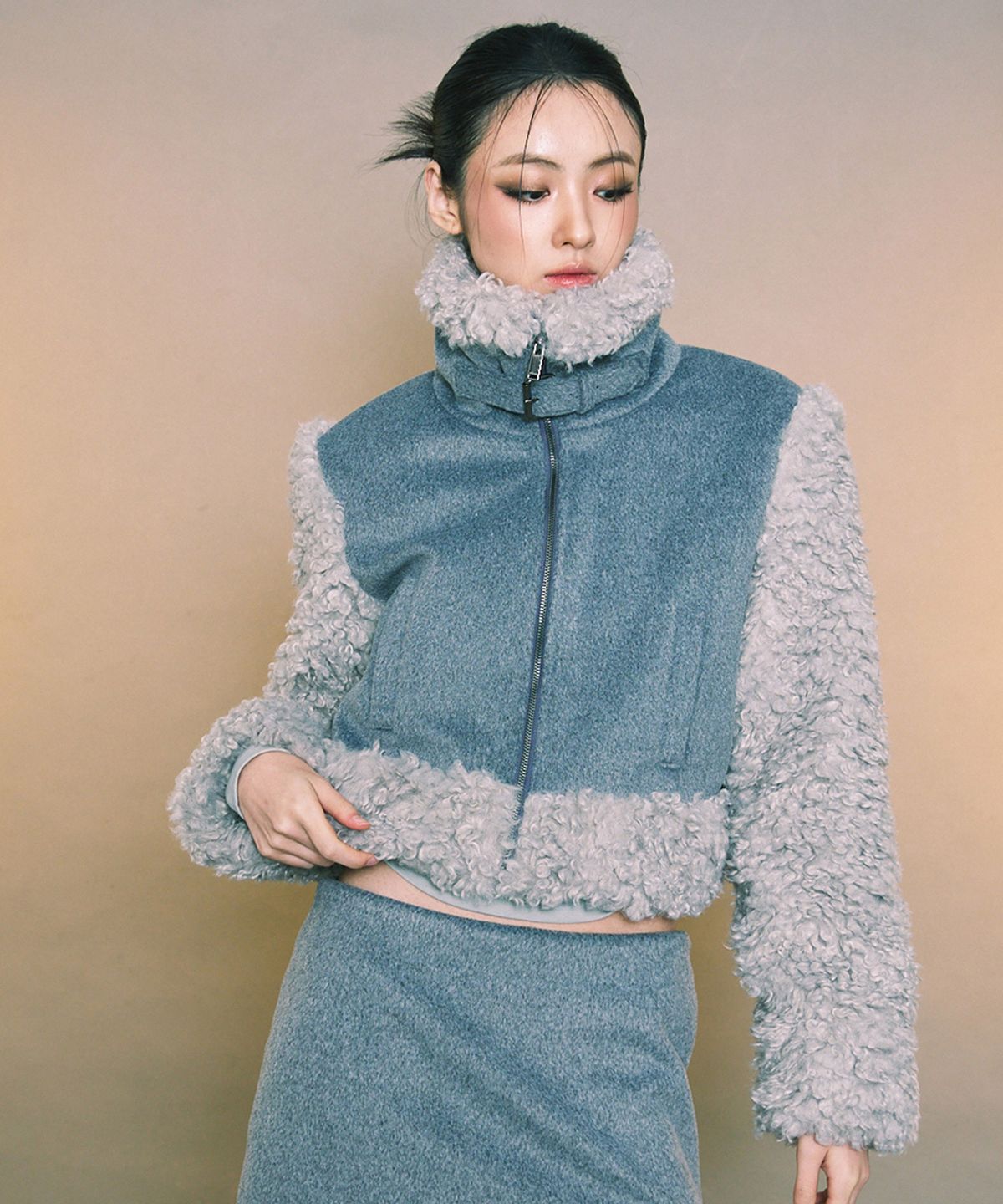 에이알유(A.R.U) BUCKLE SHORT COAT