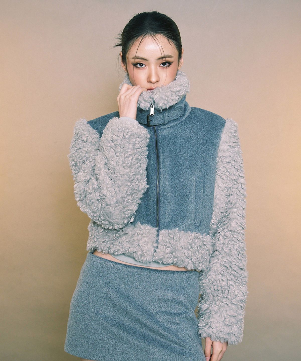 에이알유(A.R.U) BUCKLE SHORT COAT