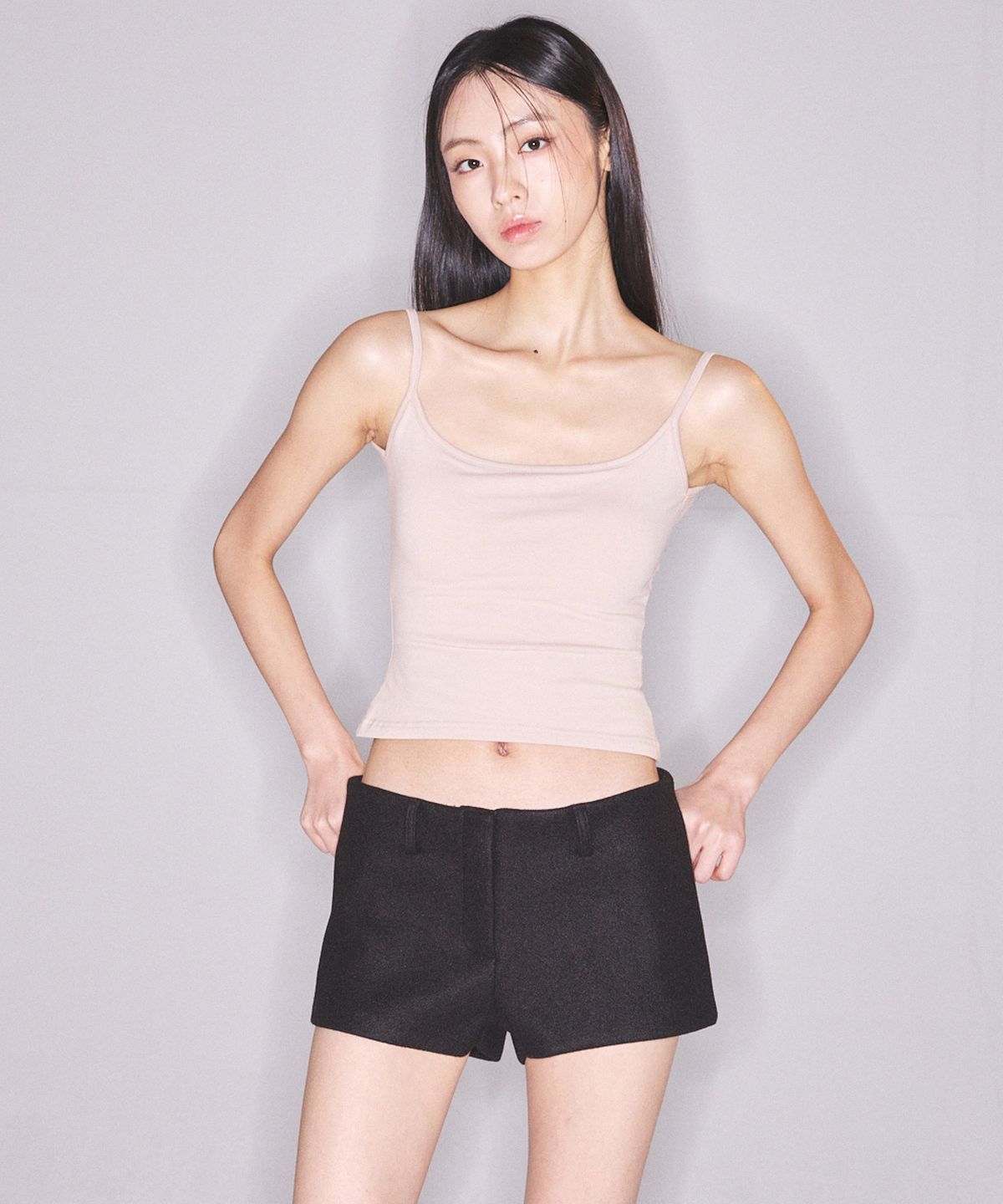 에이알유(A.R.U) BACKLESS SLIM TOP