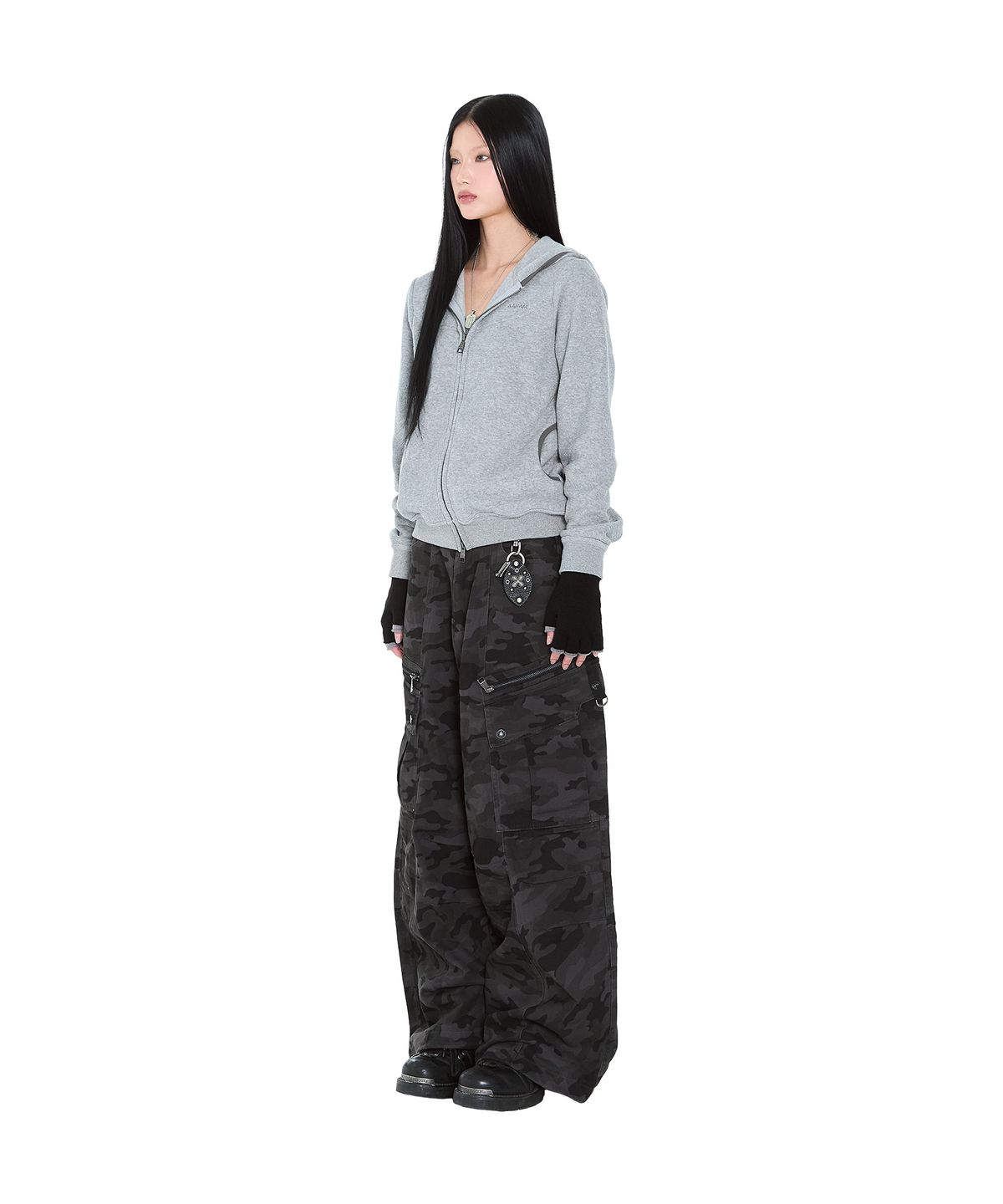 아캄(AAKAM) Knee Pin-Tuck Camo Zippered Cargo Pants (Black)