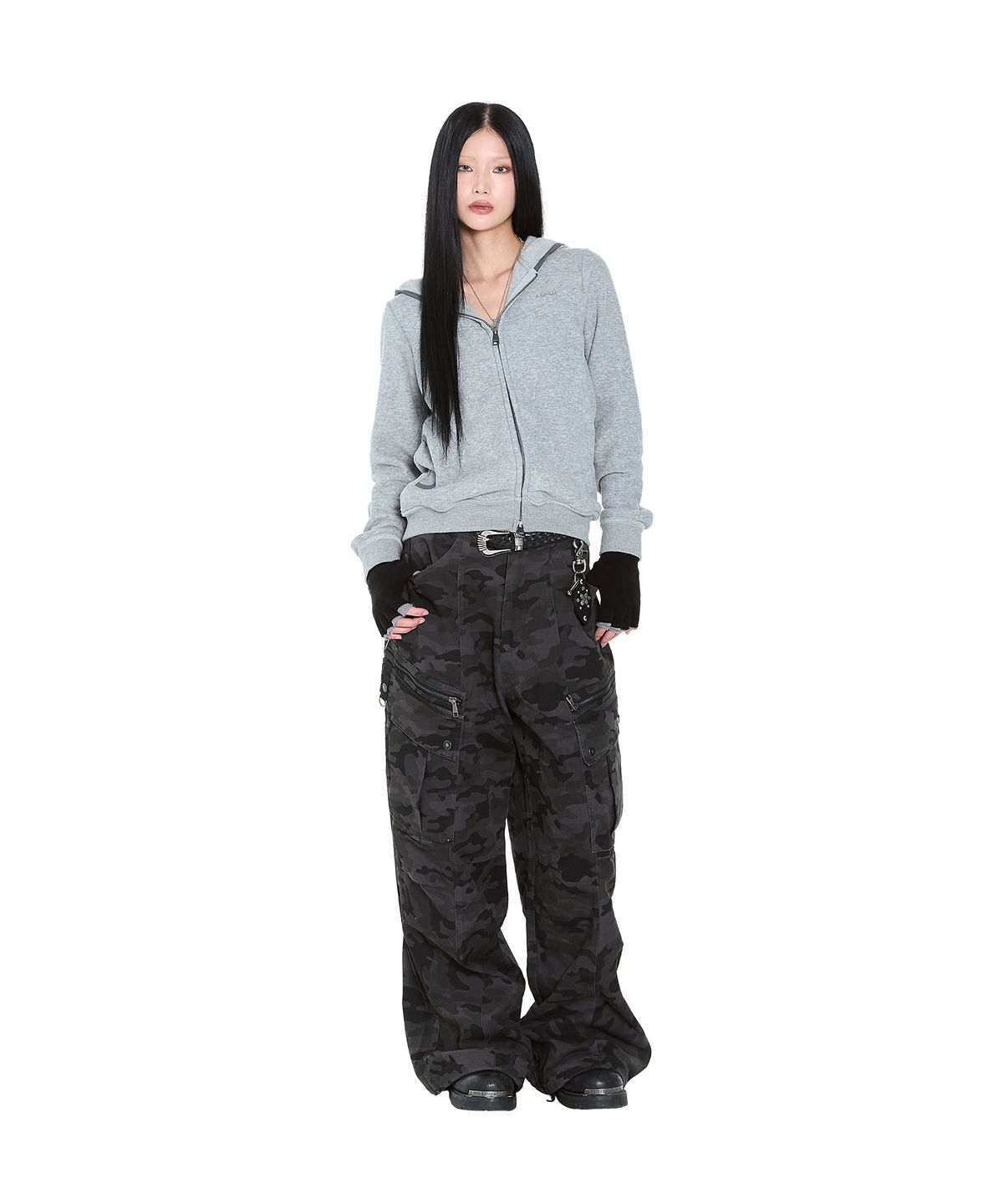 아캄(AAKAM) Knee Pin-Tuck Camo Zippered Cargo Pants (Black)