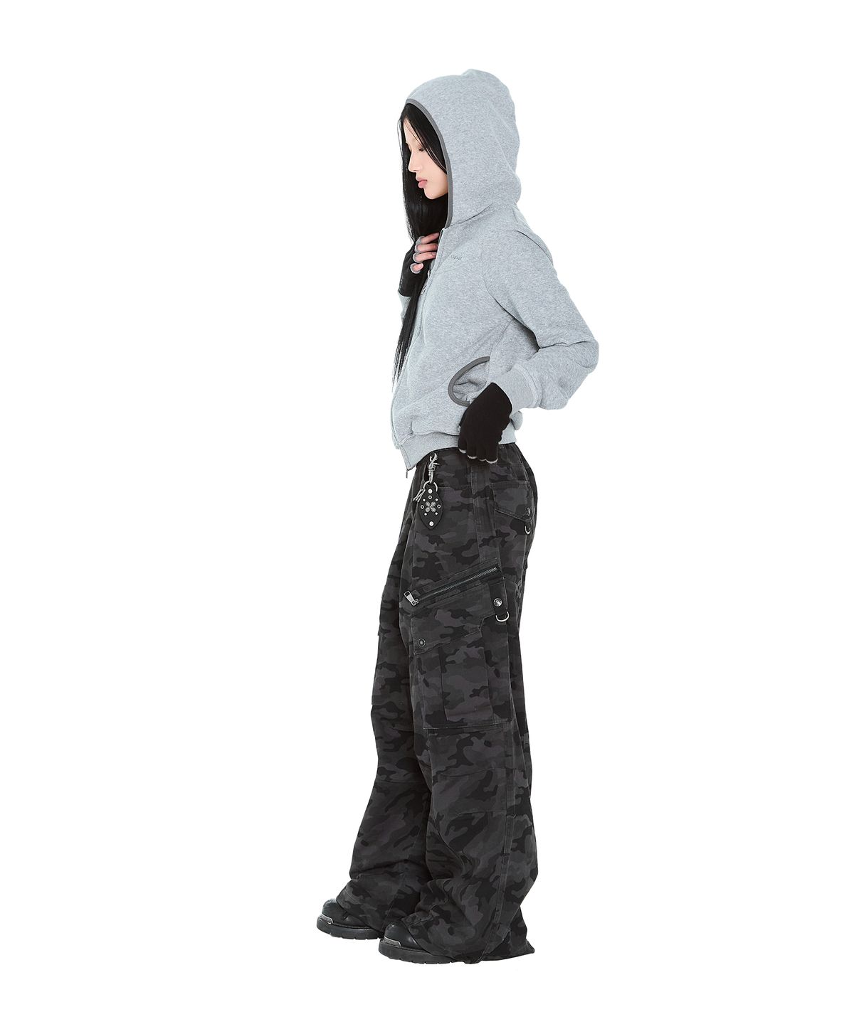 아캄(AAKAM) Knee Pin-Tuck Camo Zippered Cargo Pants (Black)