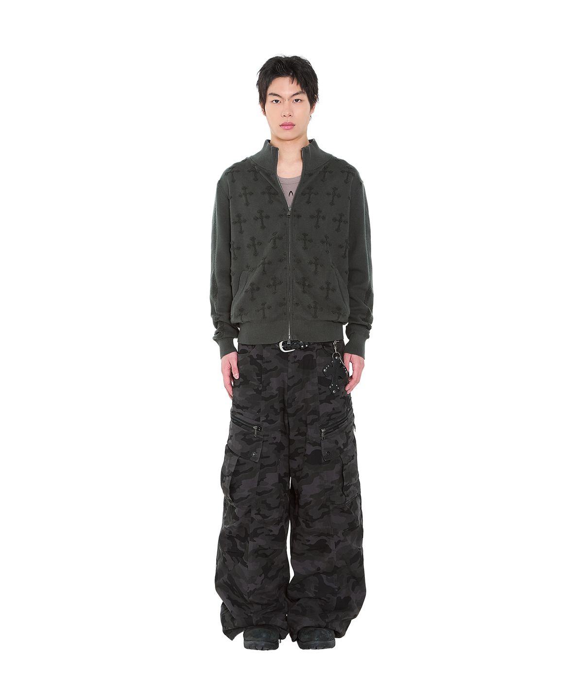 아캄(AAKAM) Knee Pin-Tuck Camo Zippered Cargo Pants (Black)