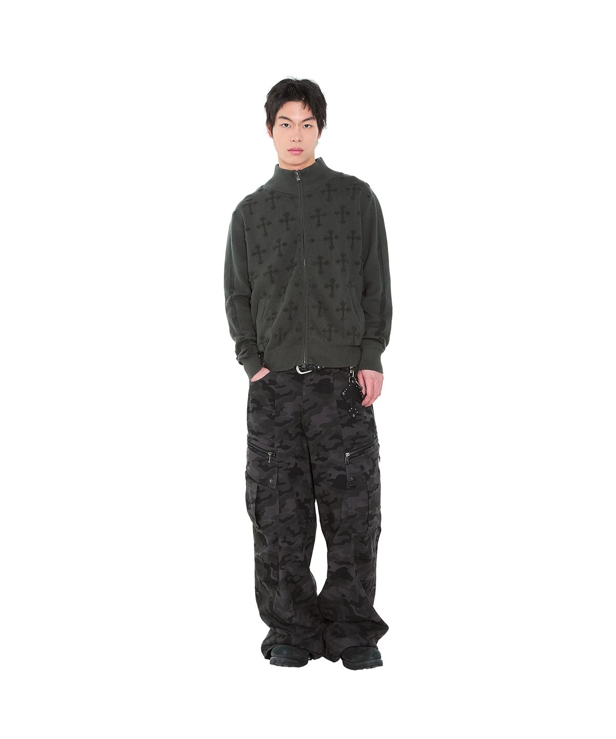 아캄(AAKAM) Knee Pin-Tuck Camo Zippered Cargo Pants (Black)