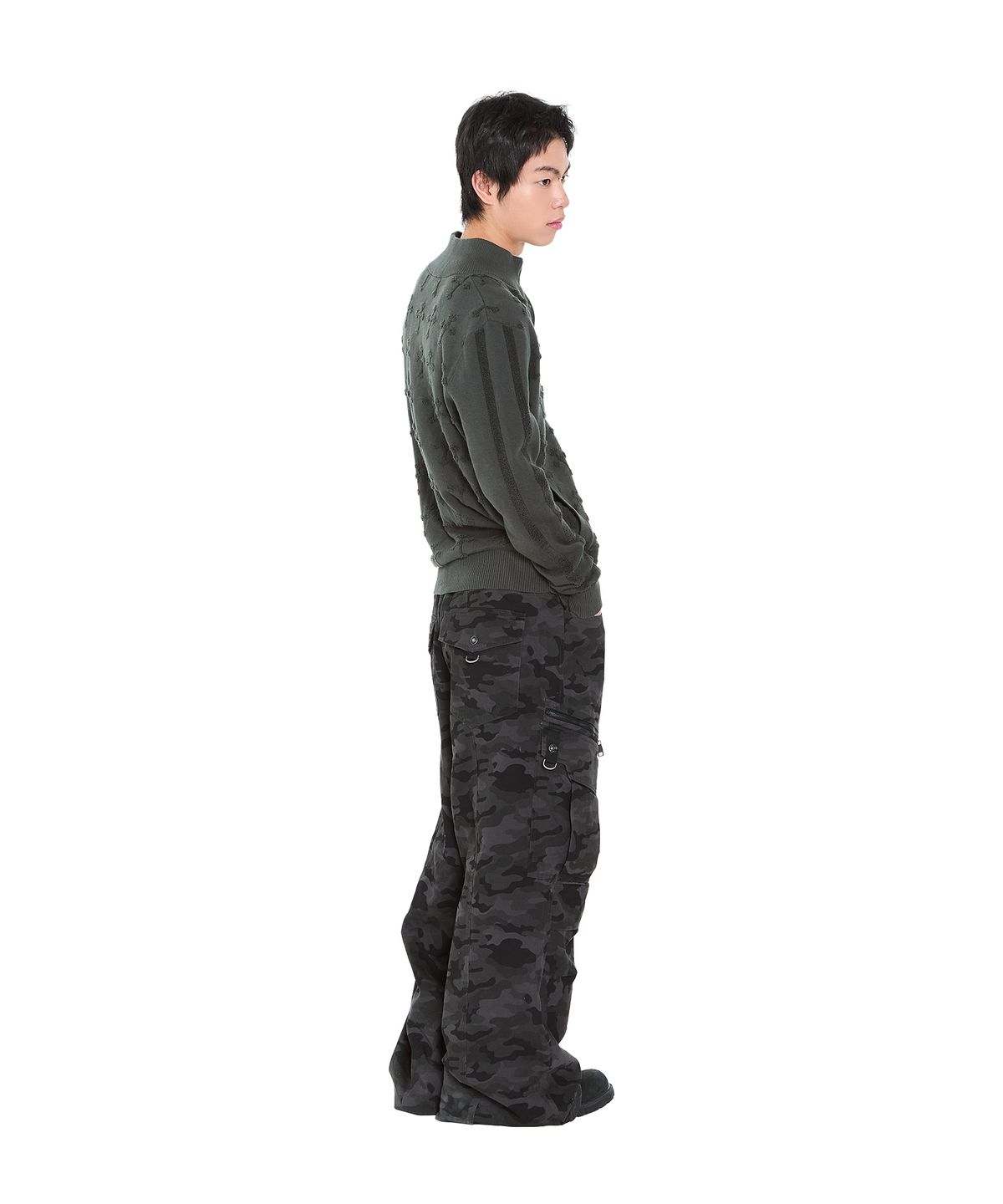 아캄(AAKAM) Knee Pin-Tuck Camo Zippered Cargo Pants (Black)