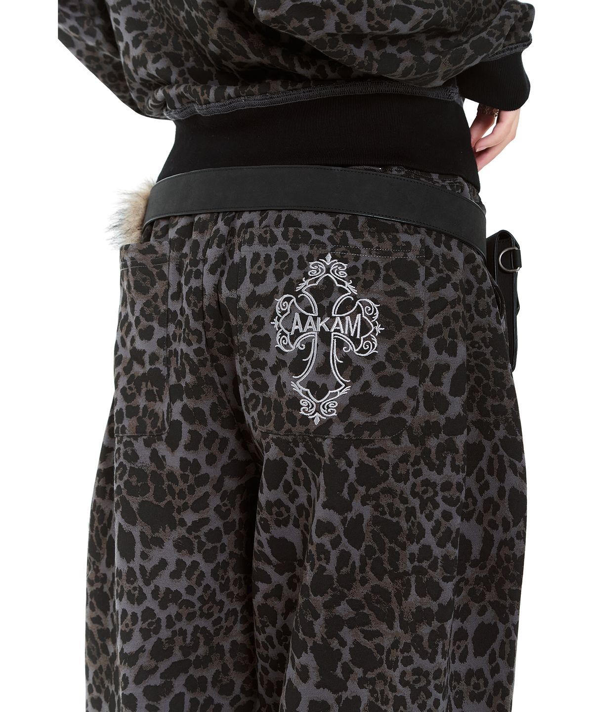 아캄(AAKAM) AKM CROS2 Leopard Sweatpants (Charcoal)