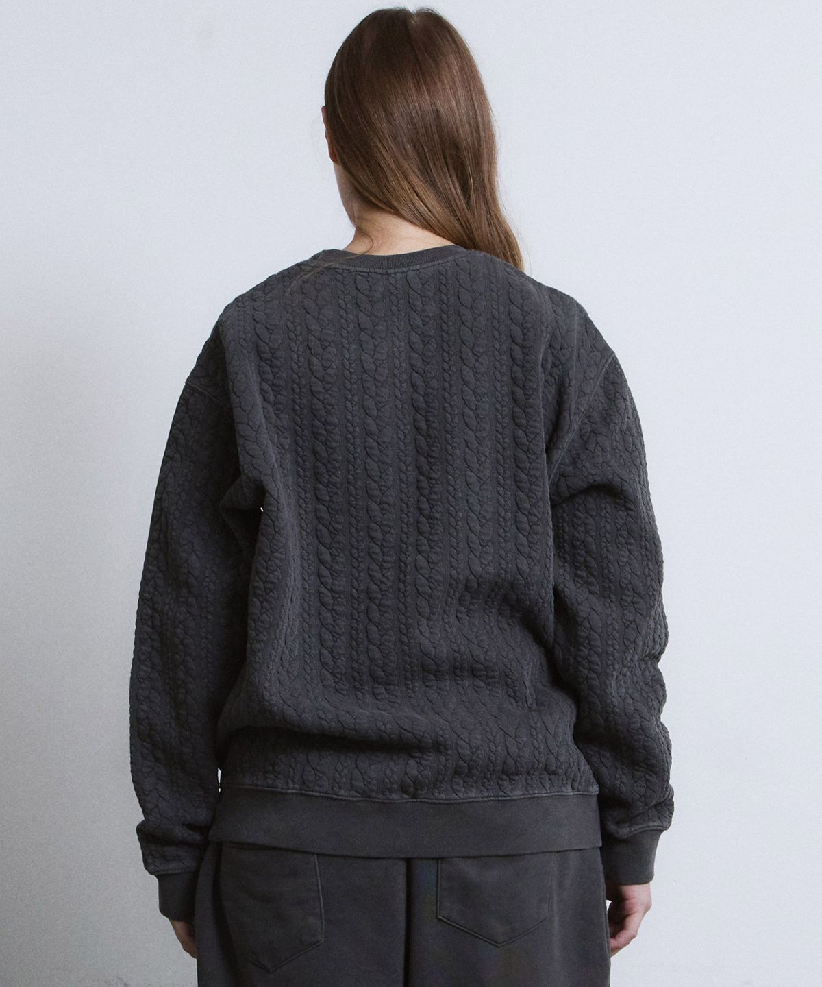 에이던엠(ADERNM) GRANMA CABLE SWEATSHIRTS (CHARCOAL)
